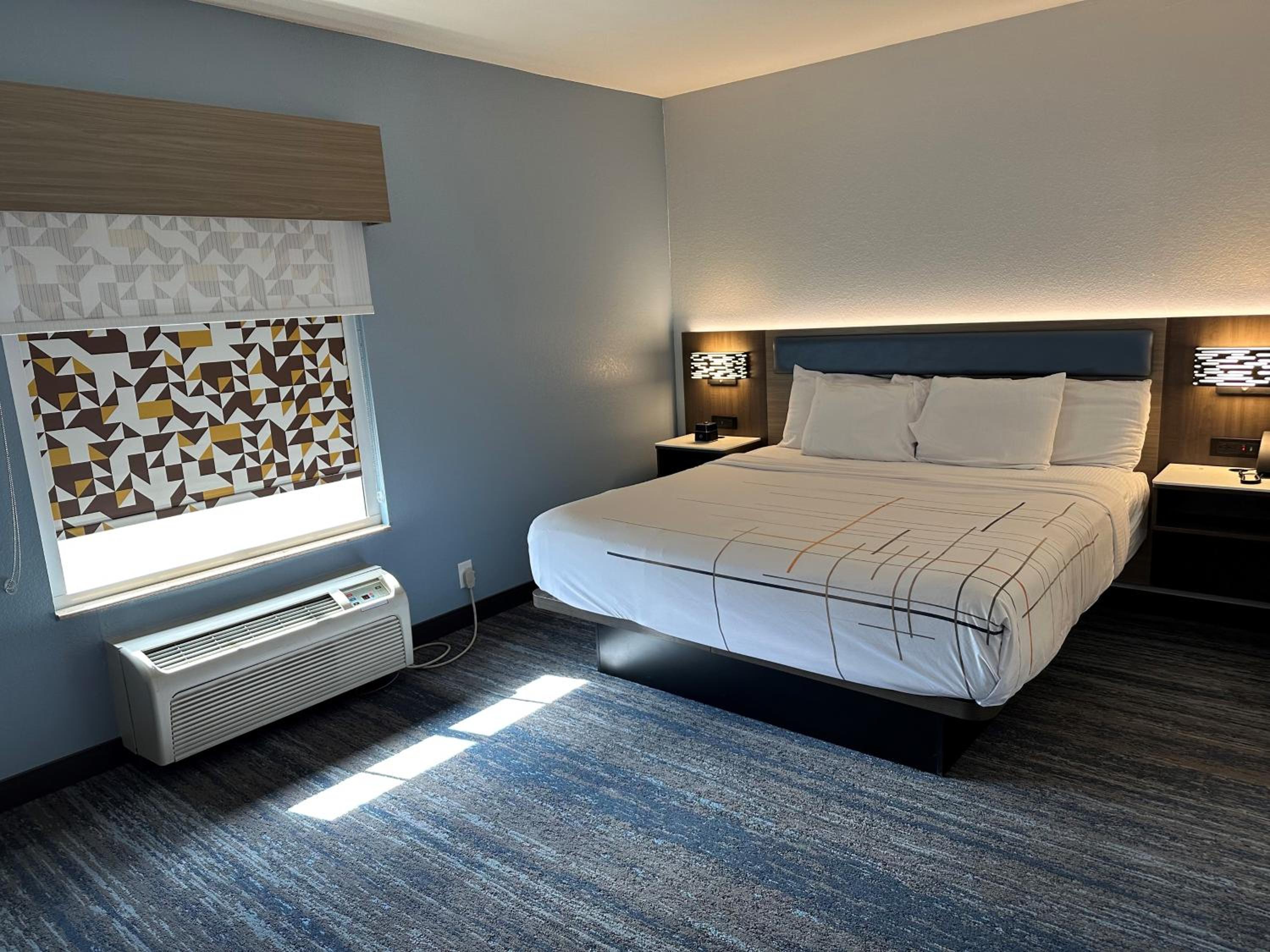 King Room - Non-Smoking - Photo 6