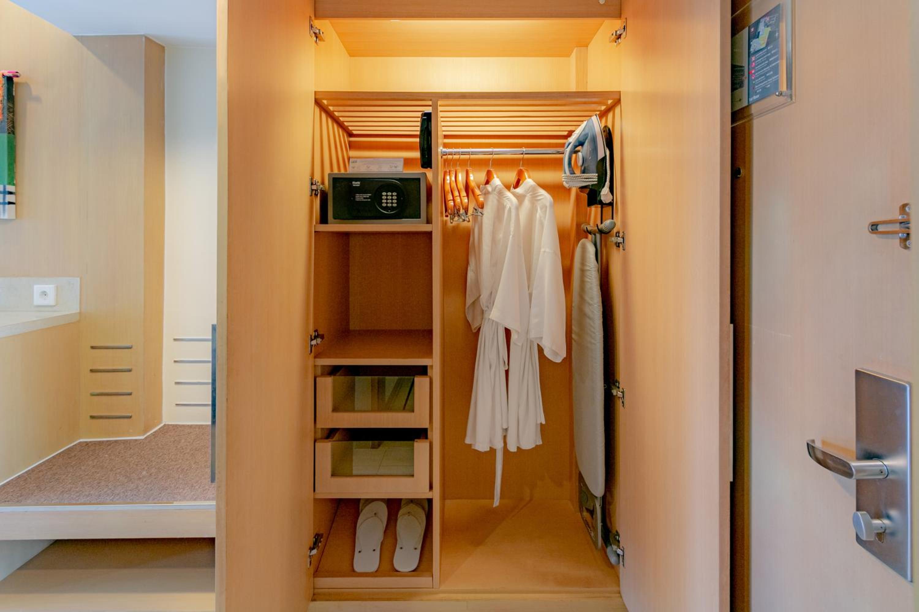 Standard Twin Room with Balcony - Photo 4