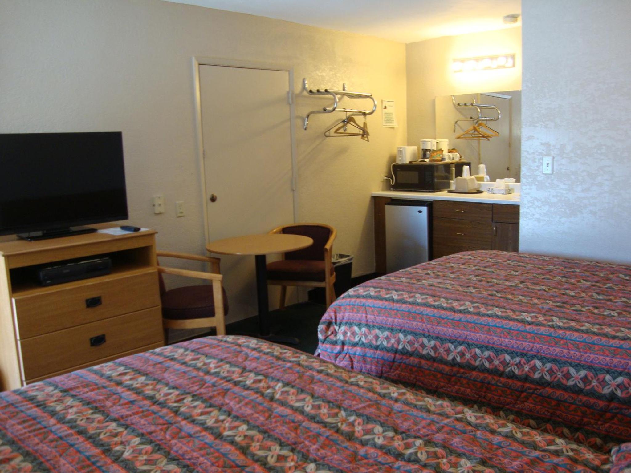 Double Room With Two Double Beds - Smoking photo 2