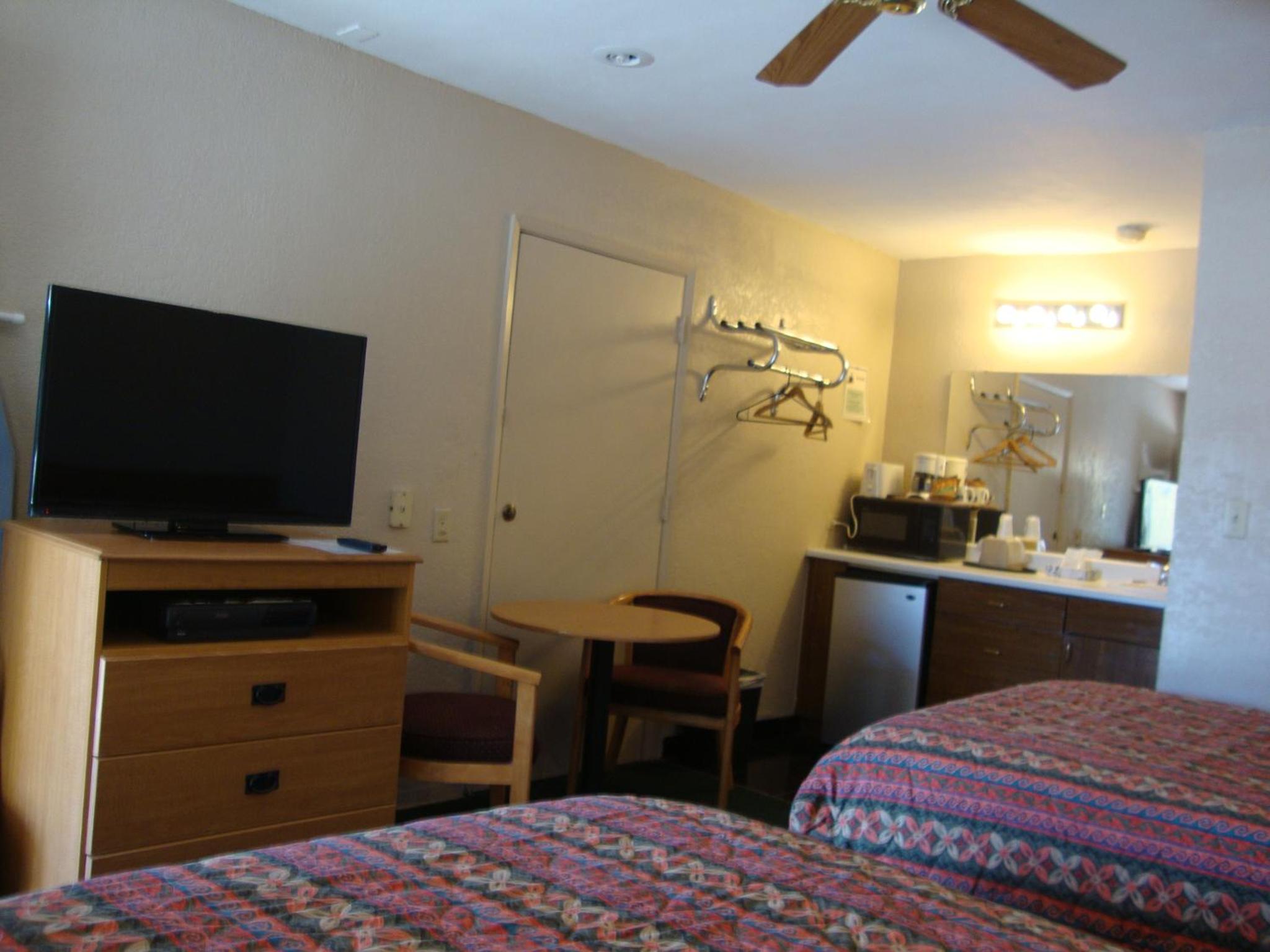 Double Room With Two Double Beds - Smoking photo 3