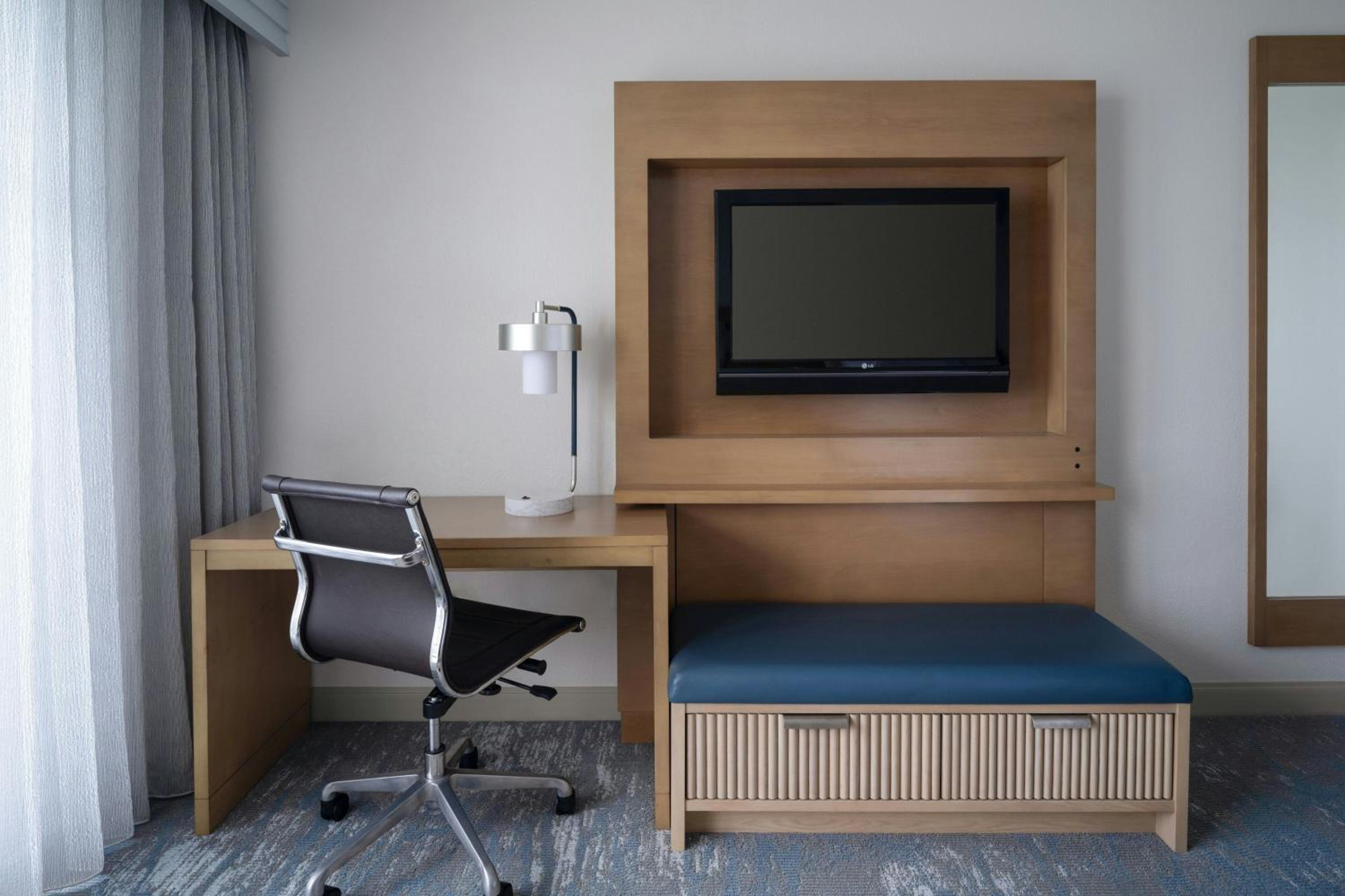One-Bedroom King Suite with Waterfront View and Sofa Bed - Hearing Accessible - Photo 5