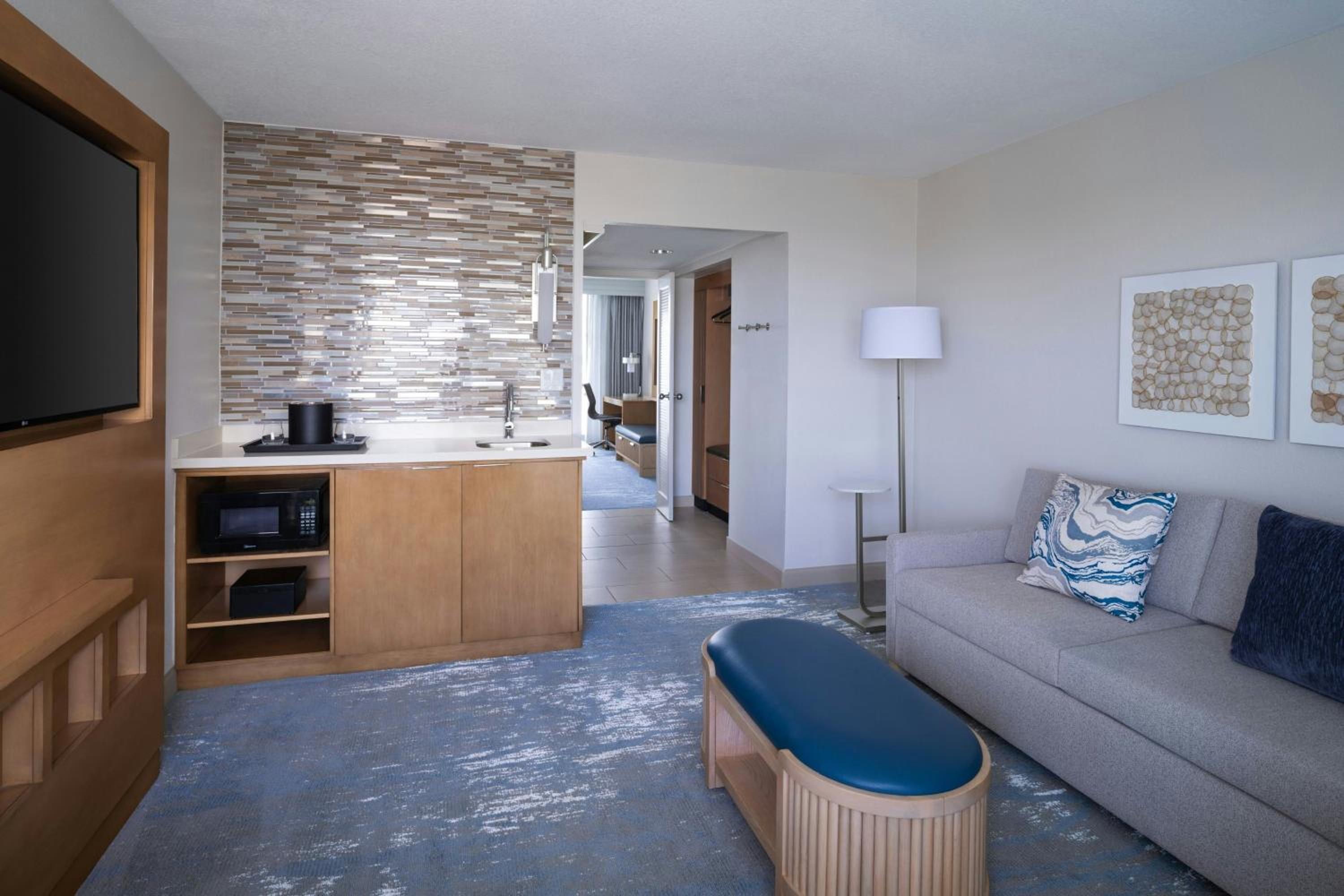 One-Bedroom King Suite with Waterfront View and Sofa Bed - Hearing Accessible - Photo 4