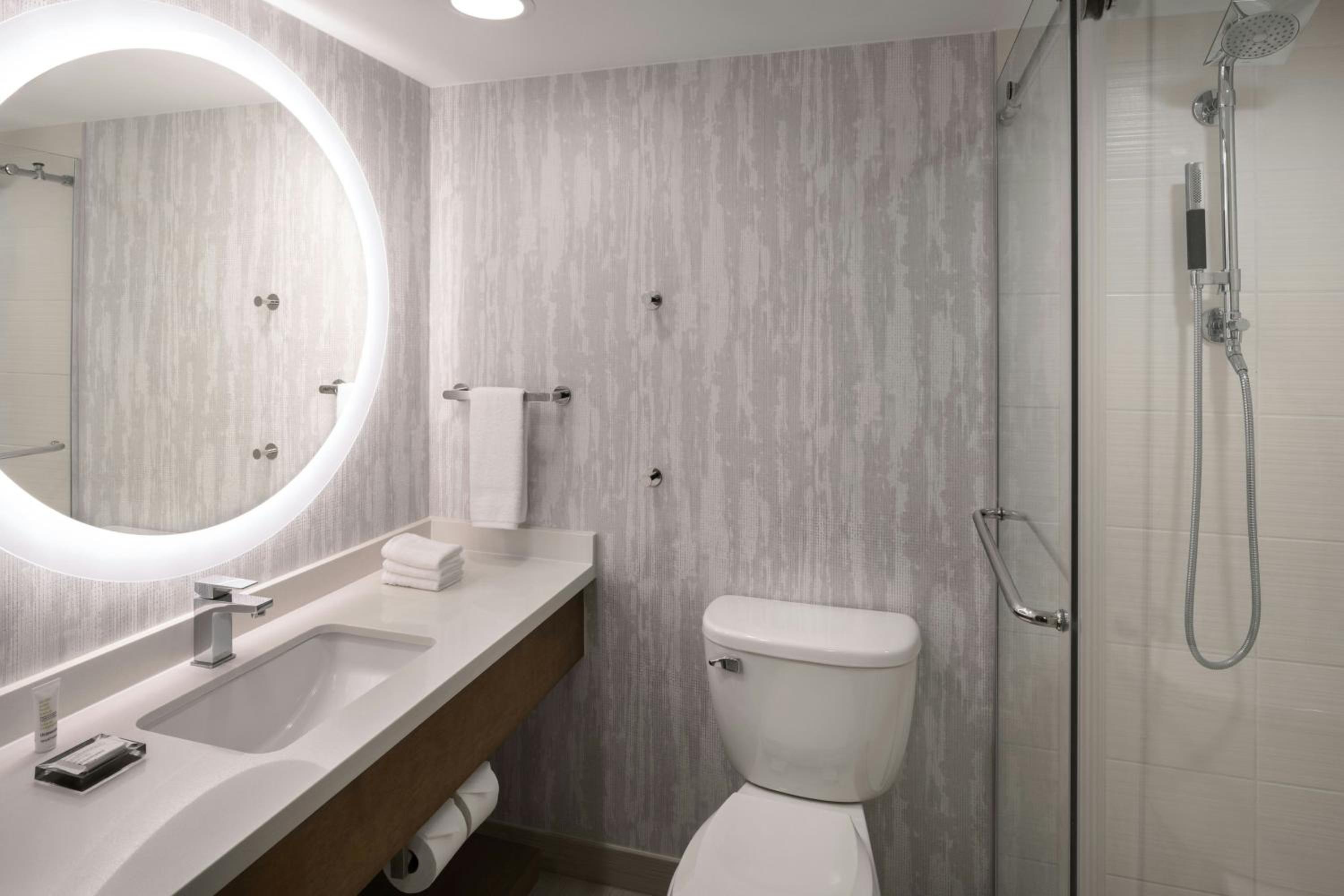 One-Bedroom King Suite with Waterfront View and Sofa Bed - Hearing Accessible - Photo 9