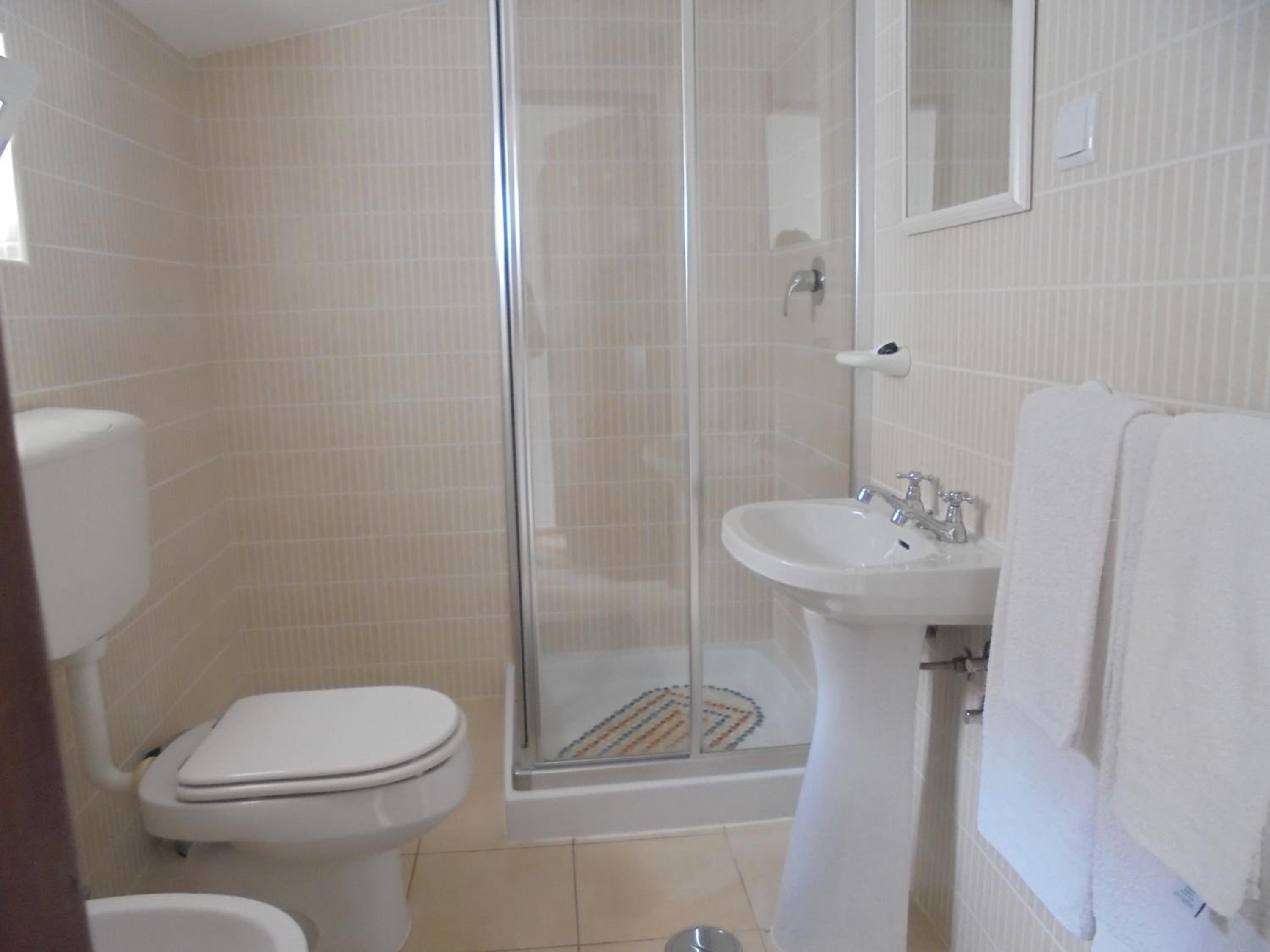 Twin Room with Private Bathroom photo 3