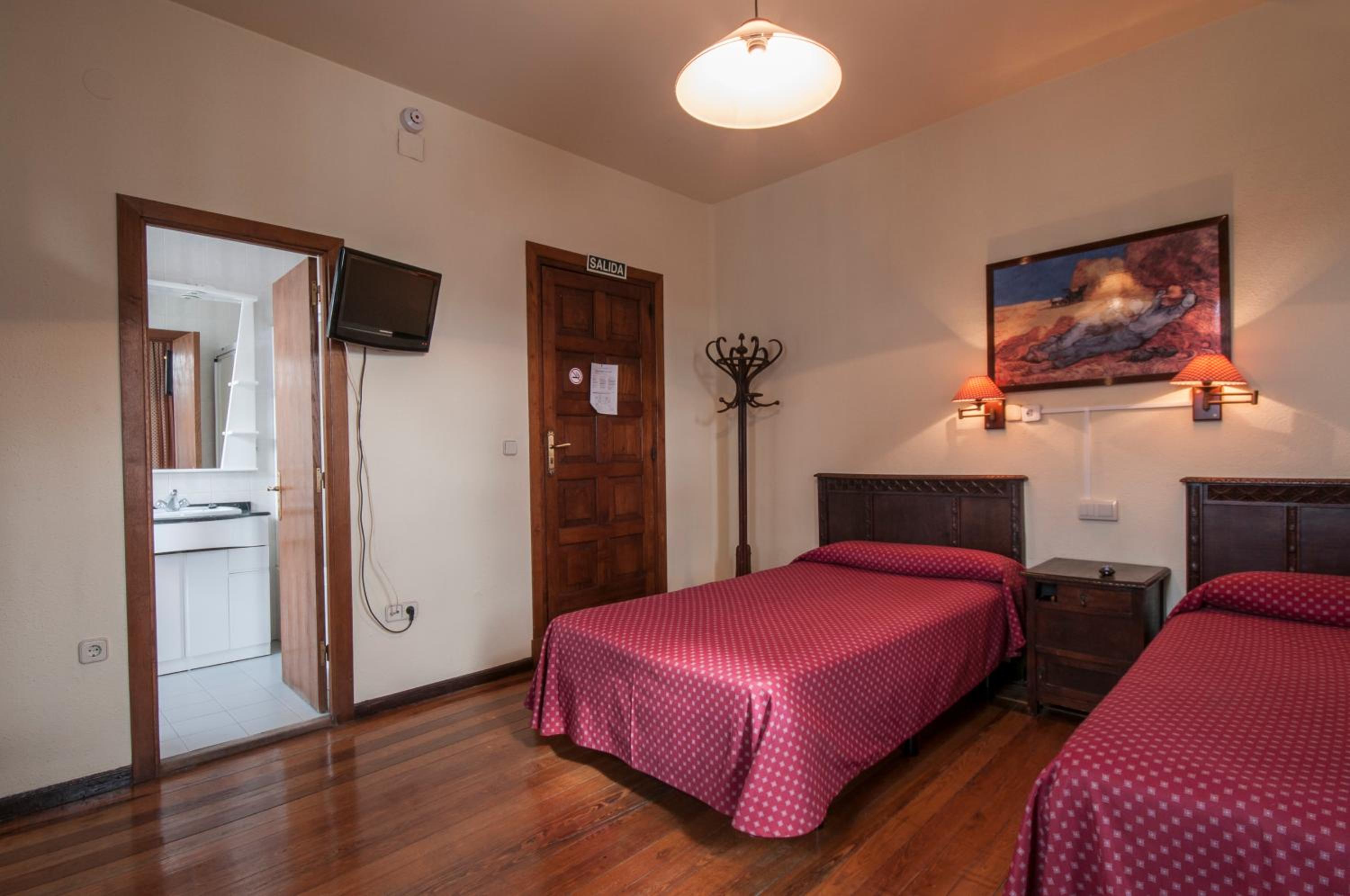 Double or Twin Room - Photo 8