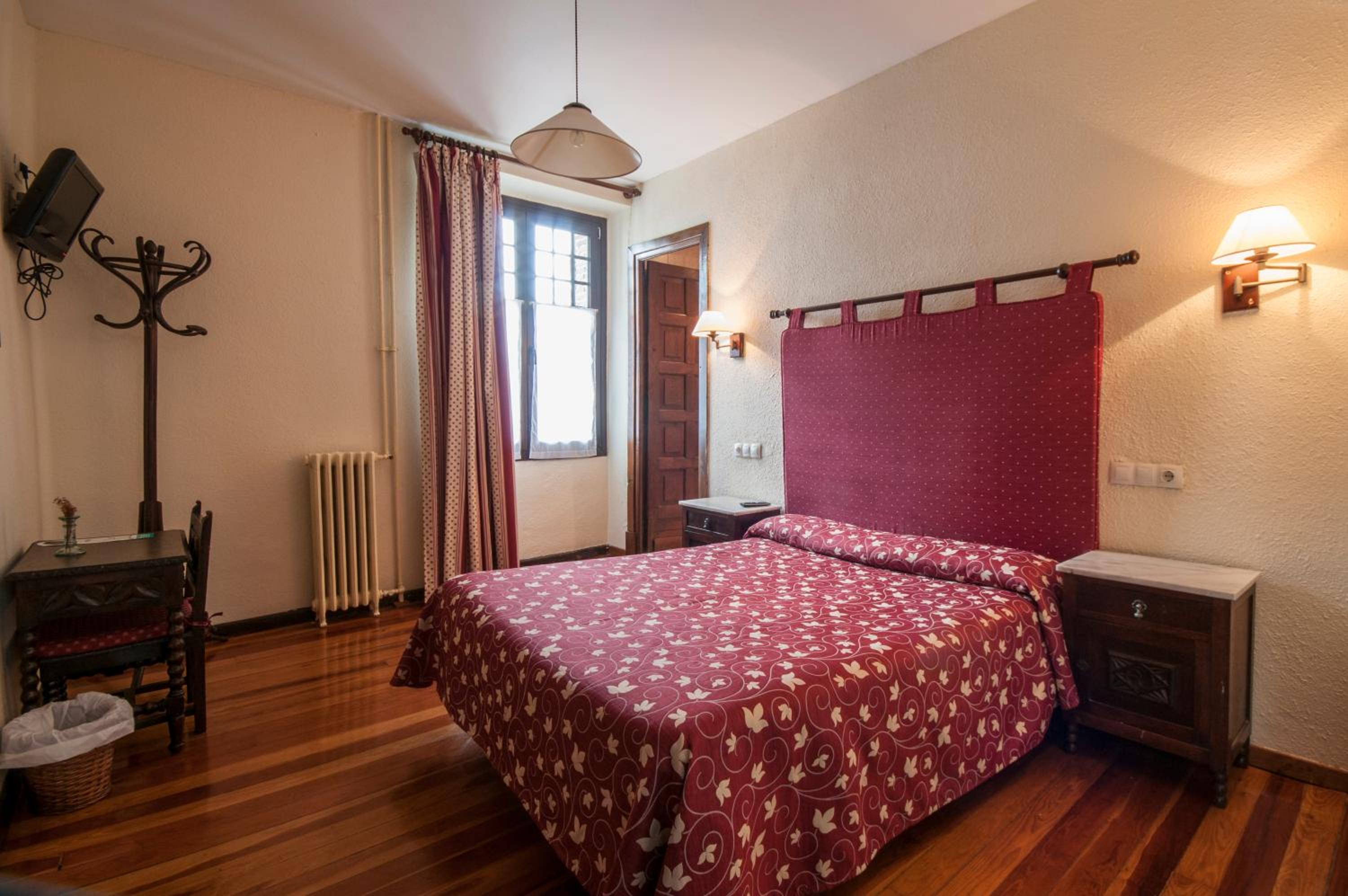 Double or Twin Room - Photo 12