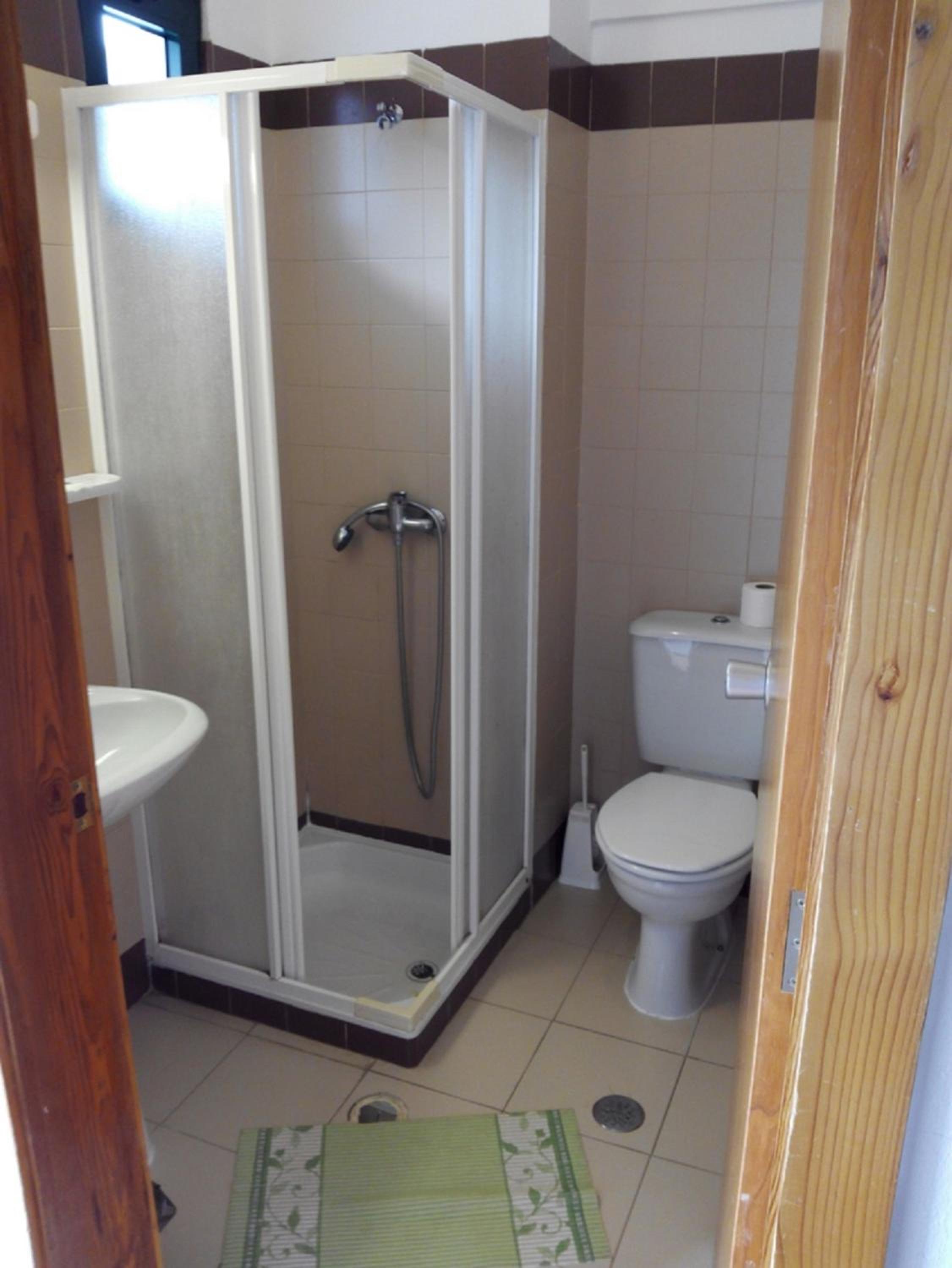 Twin Room with Private Bathroom - Photo 7