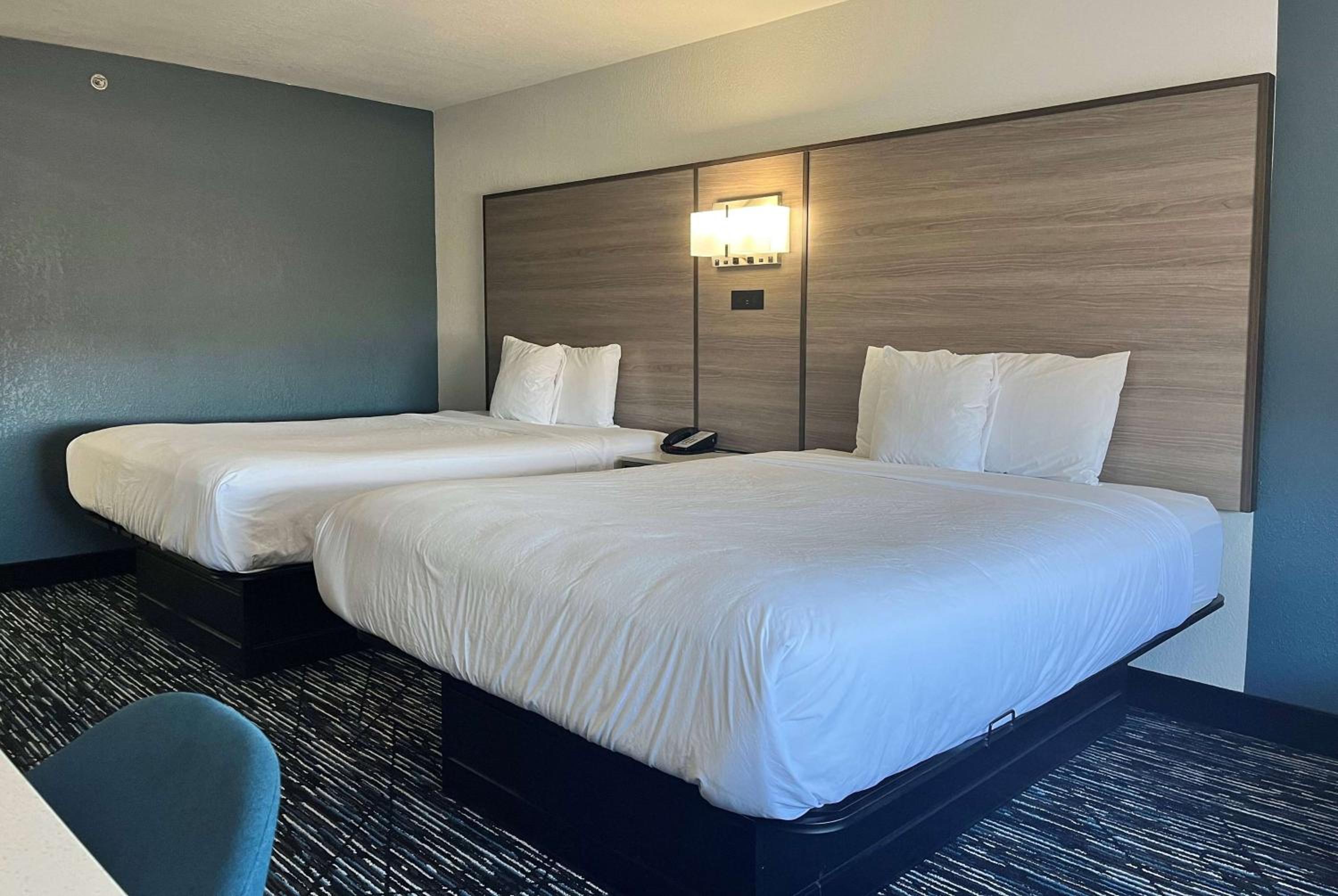 Deluxe Queen Room - Disability Access/Non-Smoking photo 1