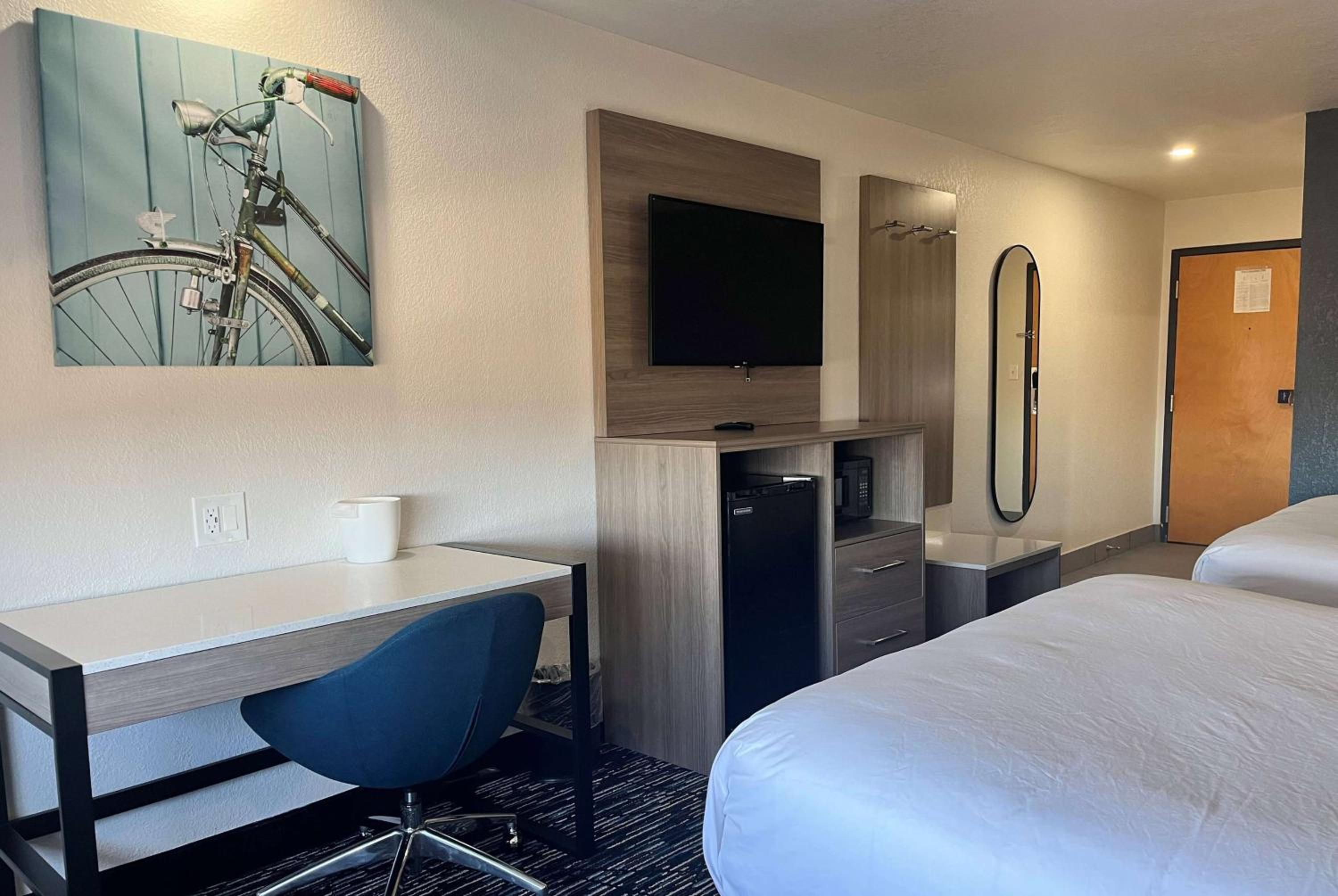 Deluxe Queen Room - Disability Access/Non-Smoking photo 2