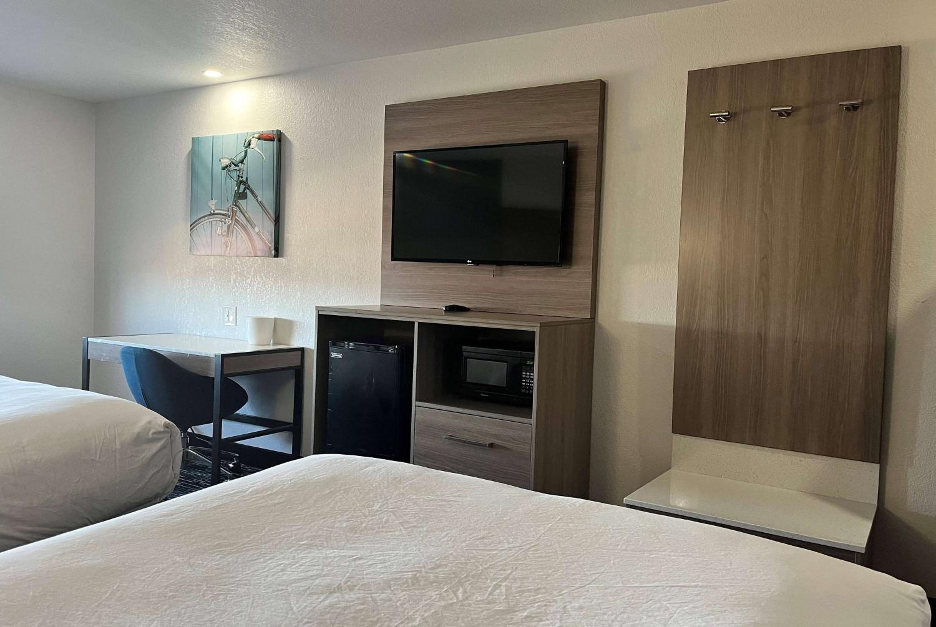 Deluxe Queen Room - Disability Access/Non-Smoking photo 3