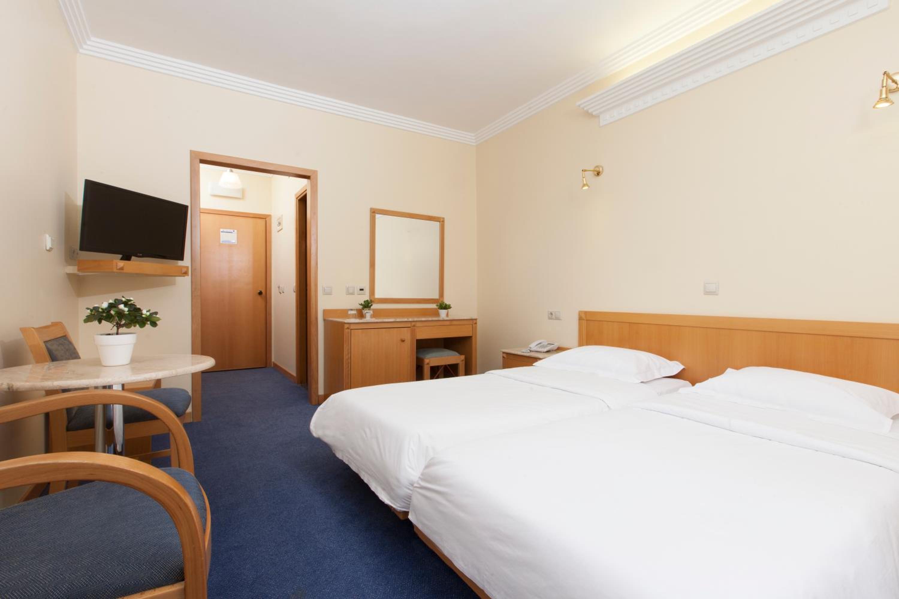 Double Room - Photo 7