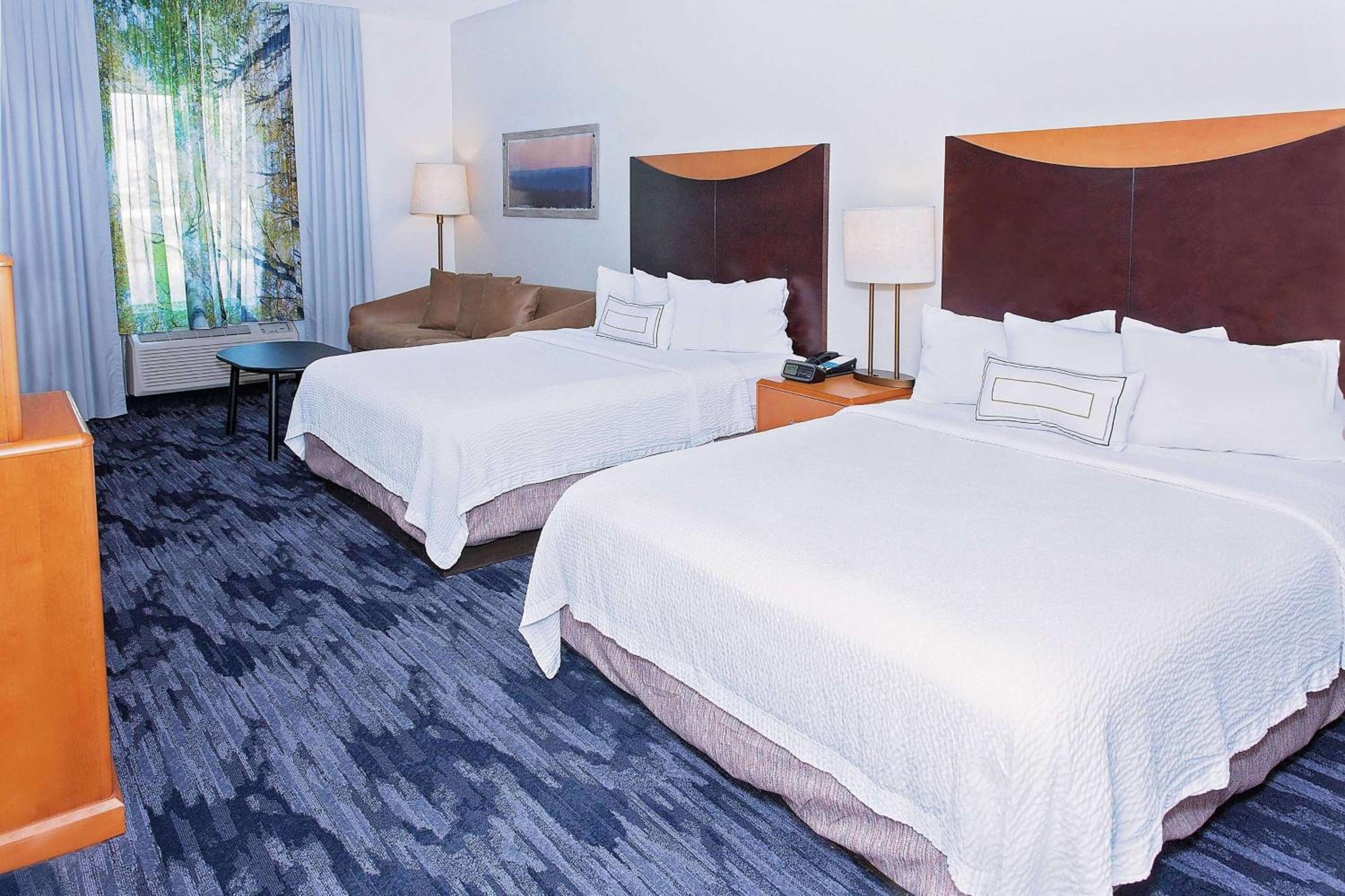 Queen Room with Two Queen Beds - Non-Smoking - Photo 2