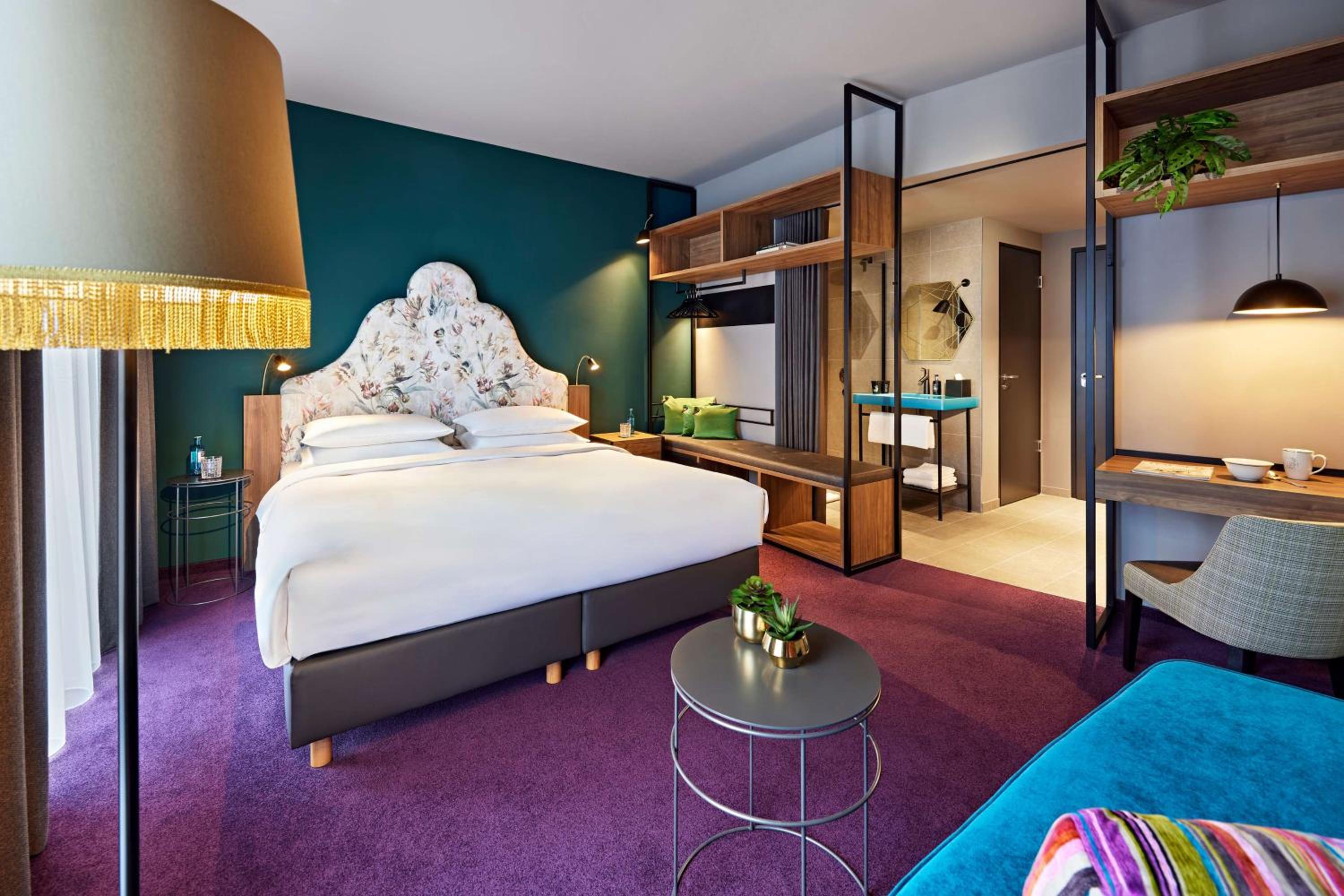 Deluxe King Room - Photo 7