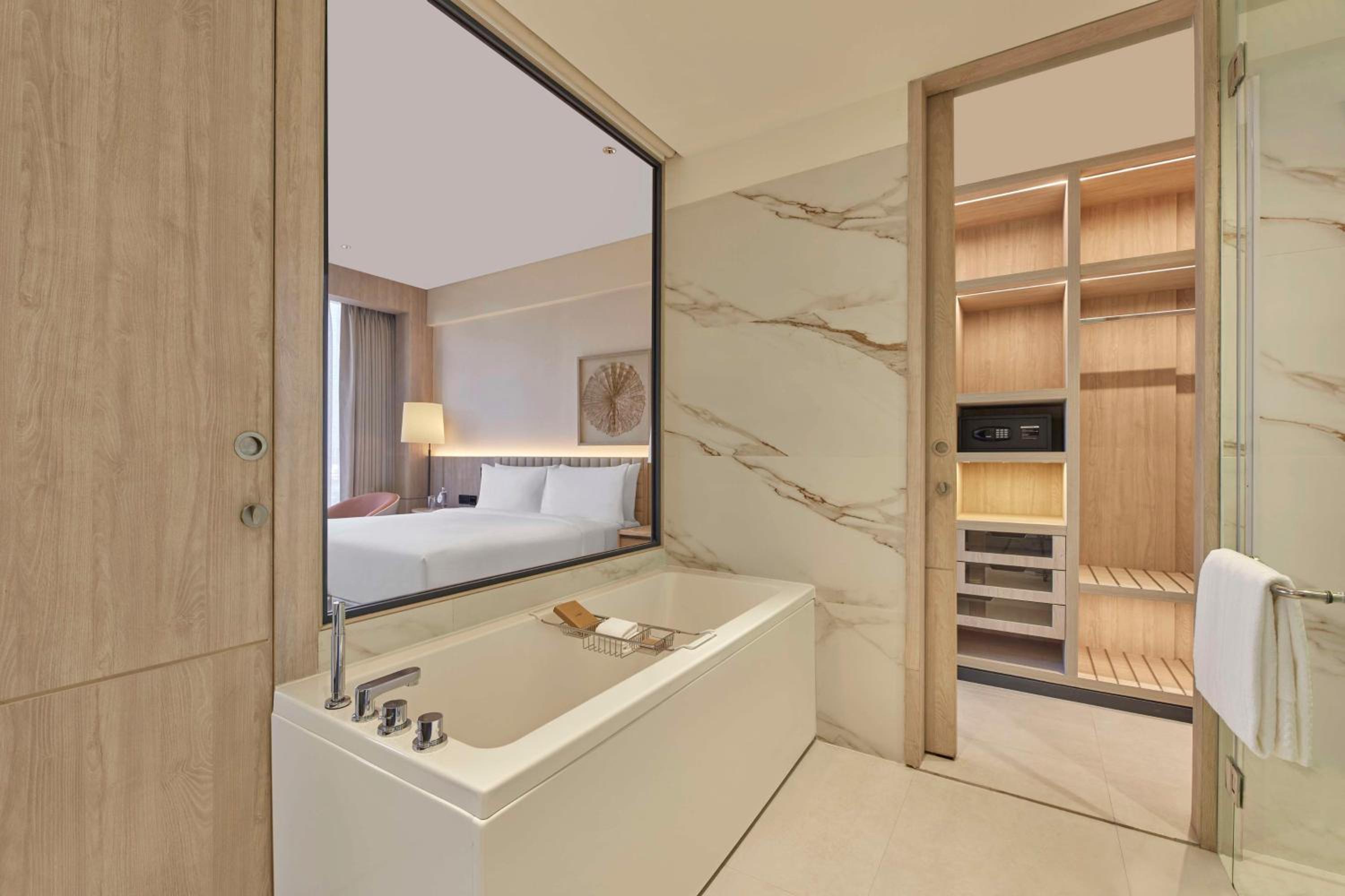 King Suite with Terrace - Lounge Access - Photo 2