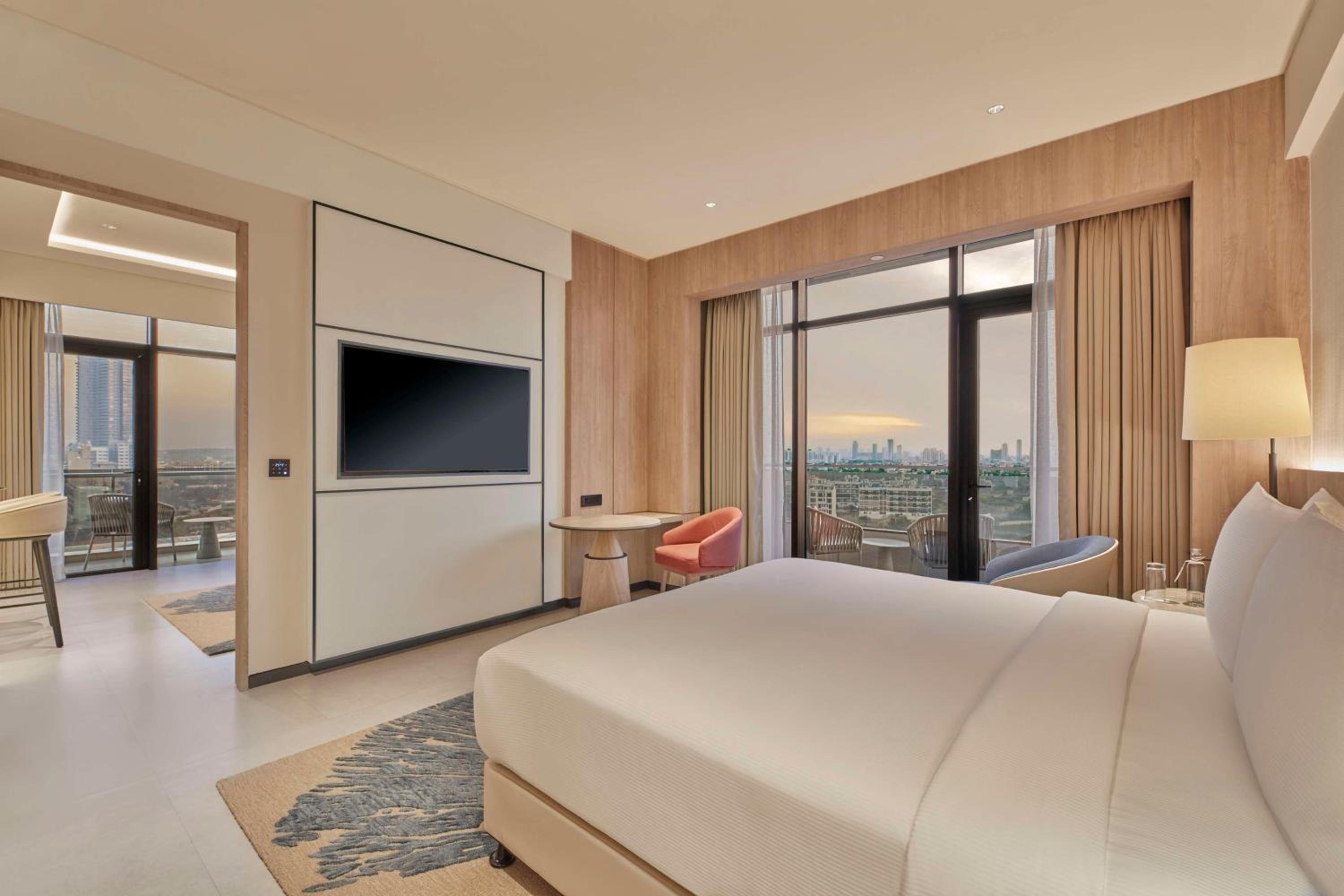 Premium King Suite with Balcony - Lounge Access - Photo 3