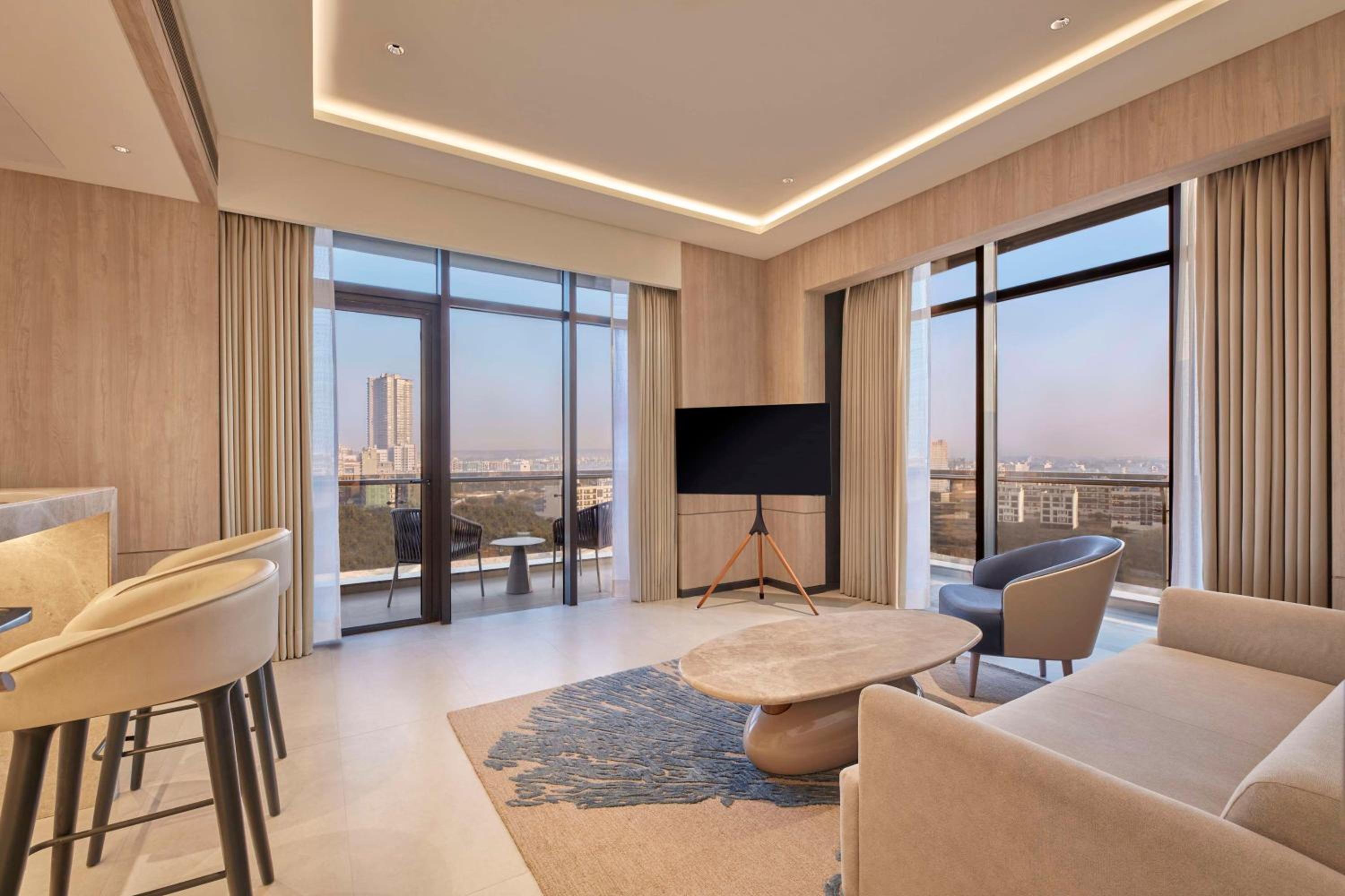 Premium King Suite with Balcony - Lounge Access - Photo 4