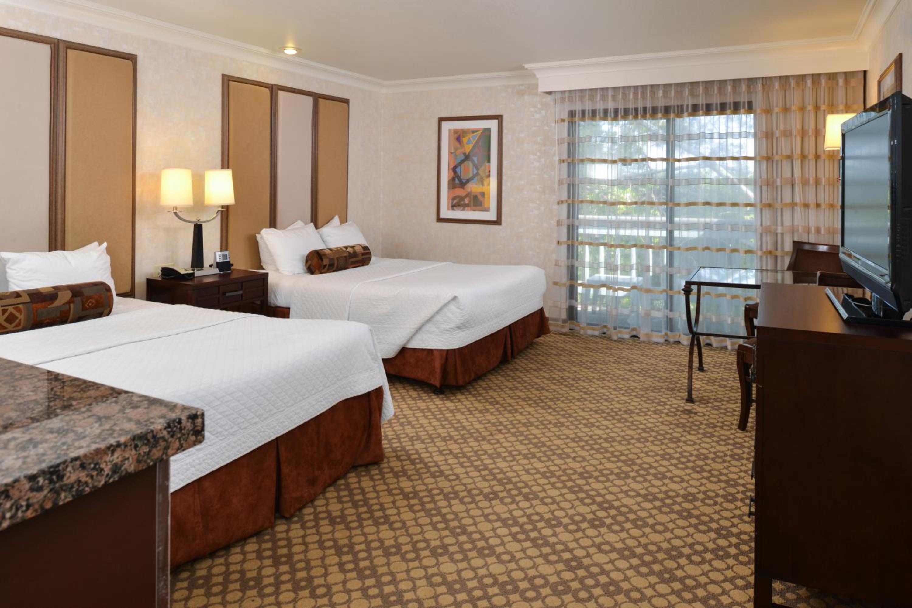 Queen Room with Two Queen Beds - Photo 4