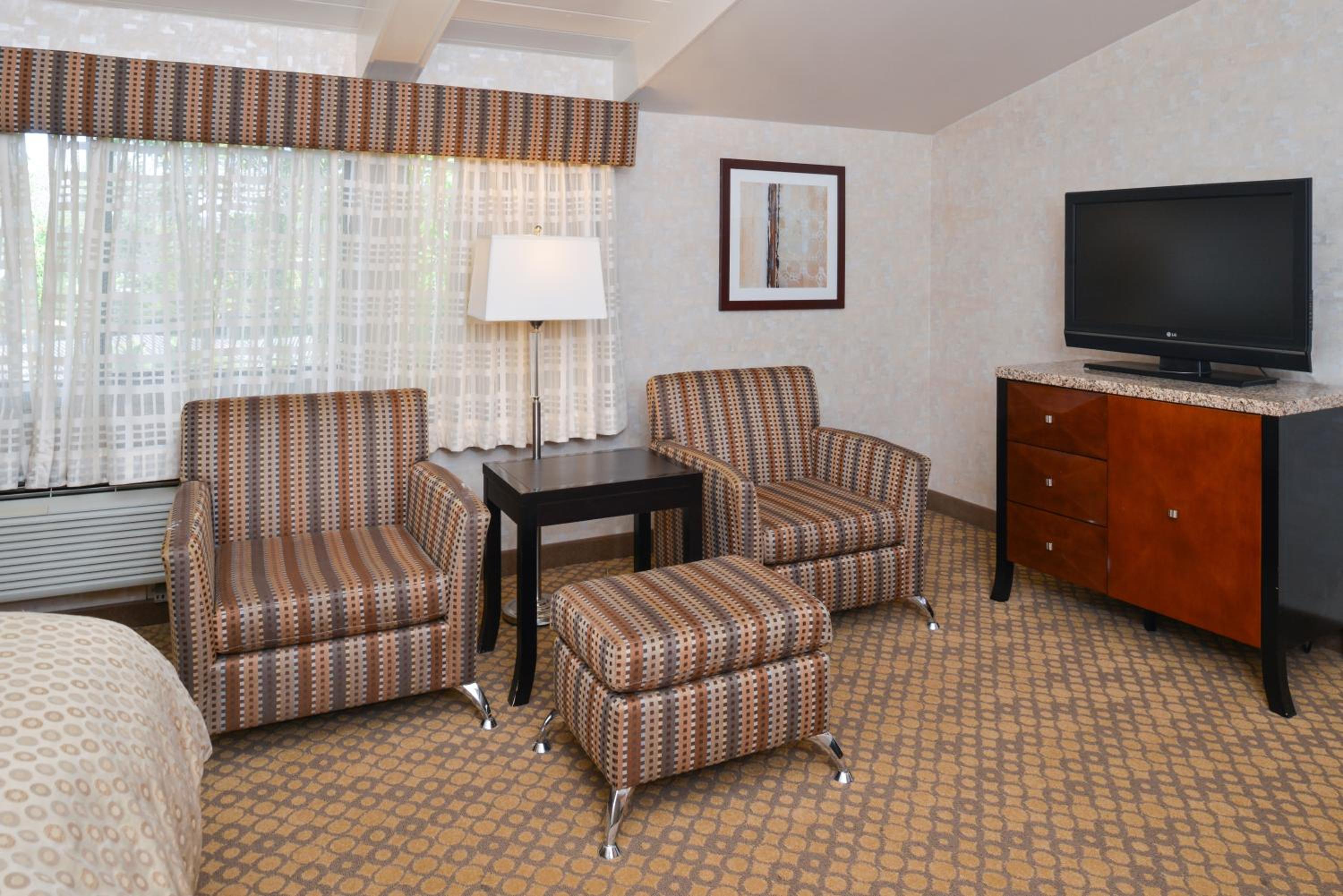 Deluxe King Room with Courtyard View - Photo 3