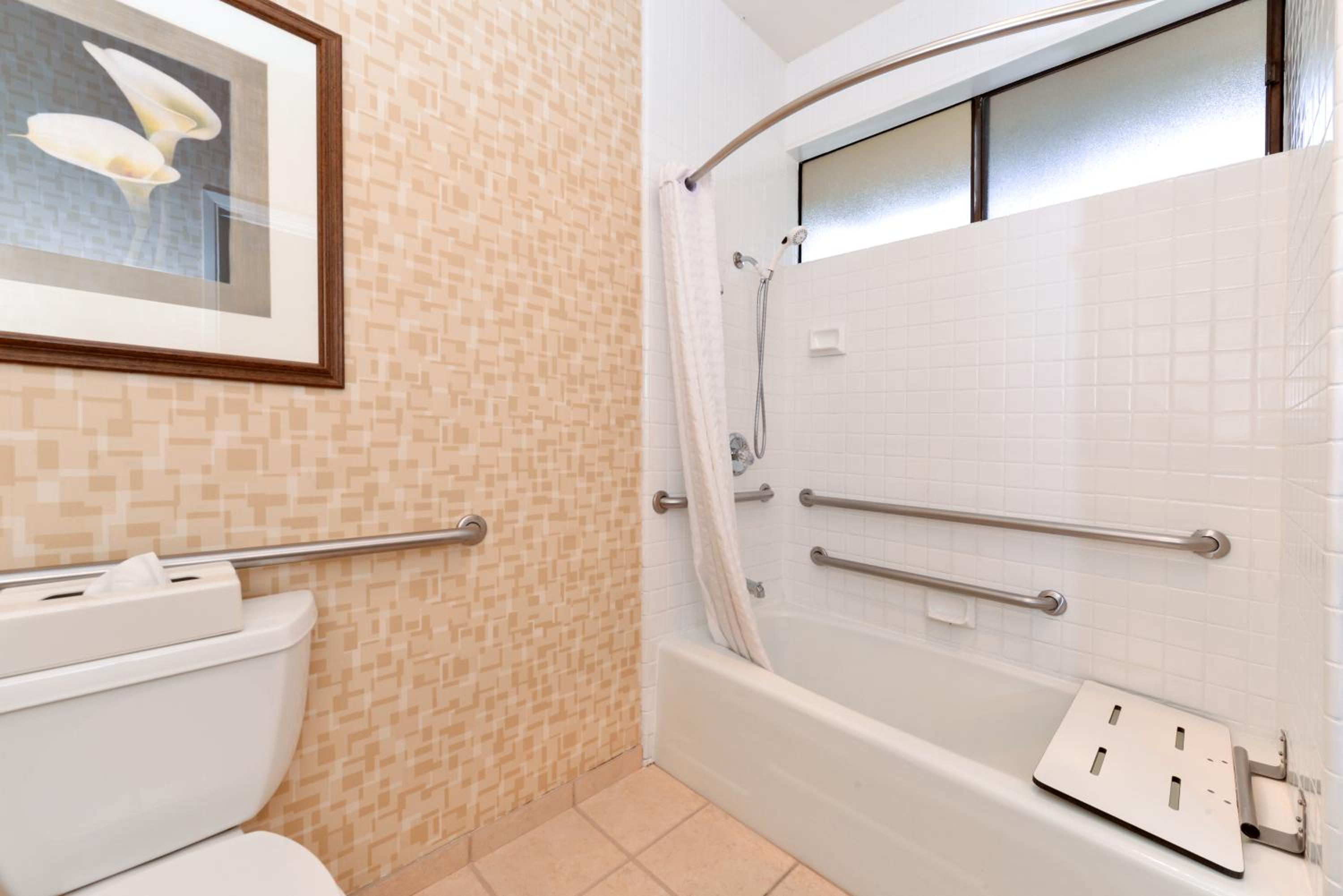 King Room with Bath Tub - Mobility Accessible/Non-Smoking - Photo 3
