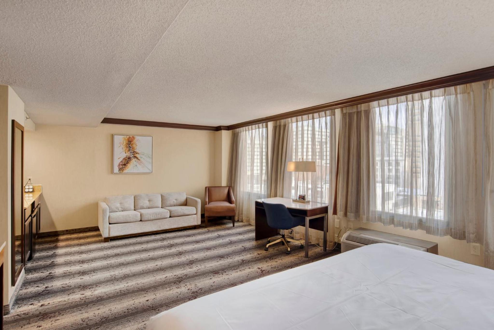 Standard King Room with Sofa Bed - Photo 3