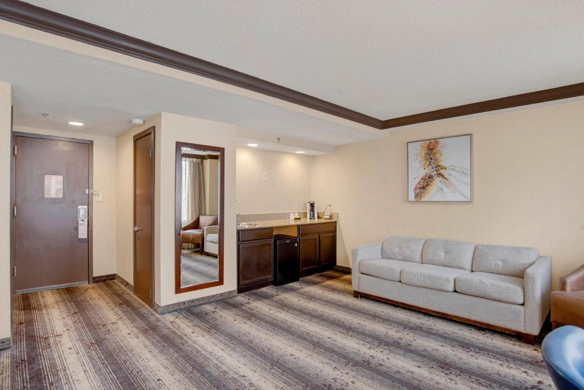 Standard King Room with Sofa Bed - Photo 1