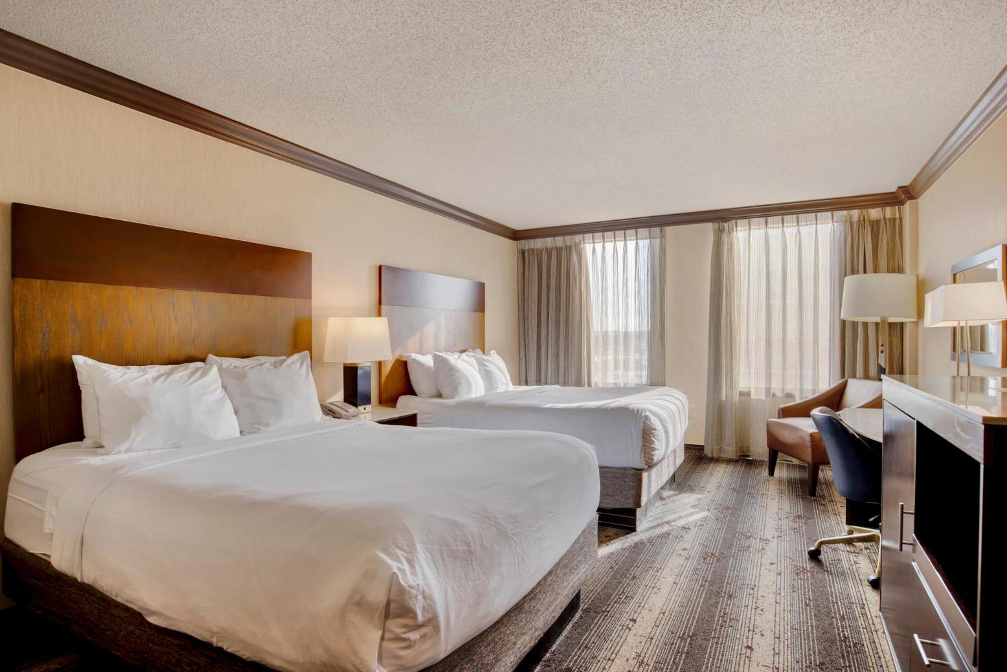 Standard Queen Room with Two Queen Beds - Photo 2