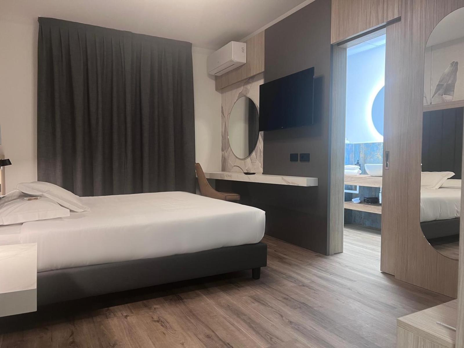 Superior King Room - Photo 9