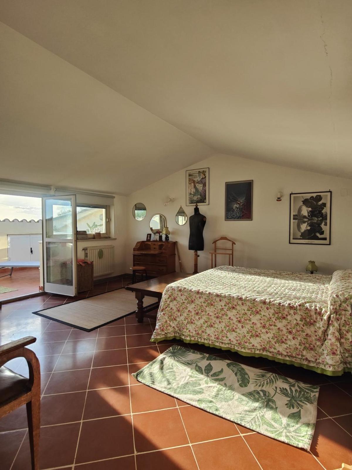 Large Double Room - Photo 2