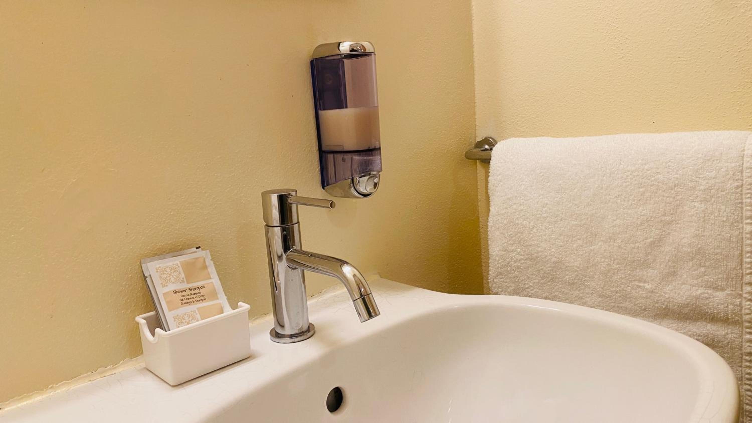 Single Room with Private Bathroom photo 2