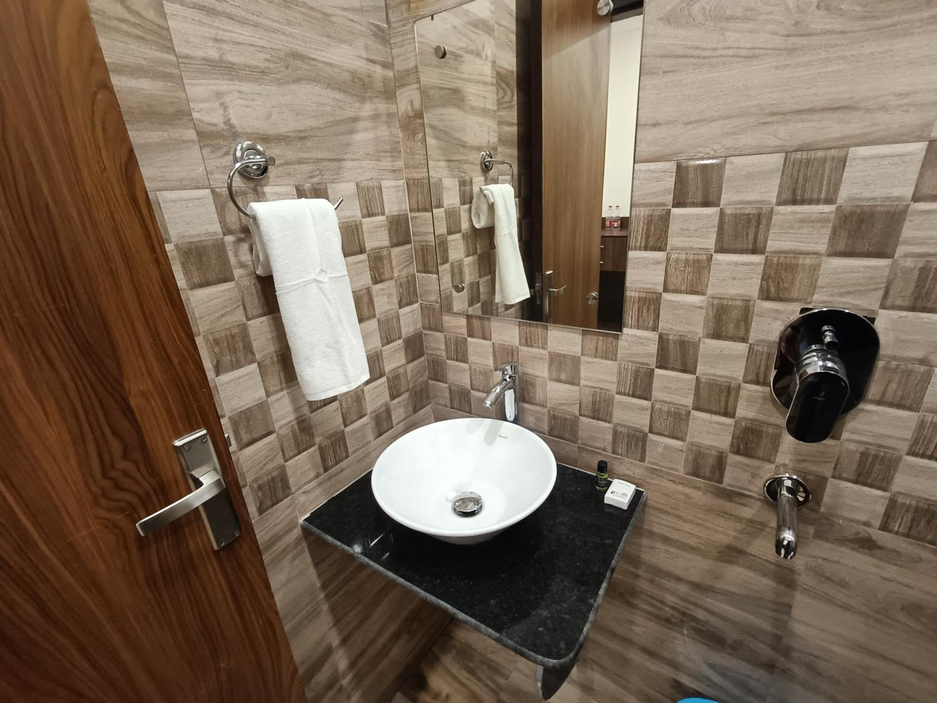 Deluxe Double Room with Balcony photo 3