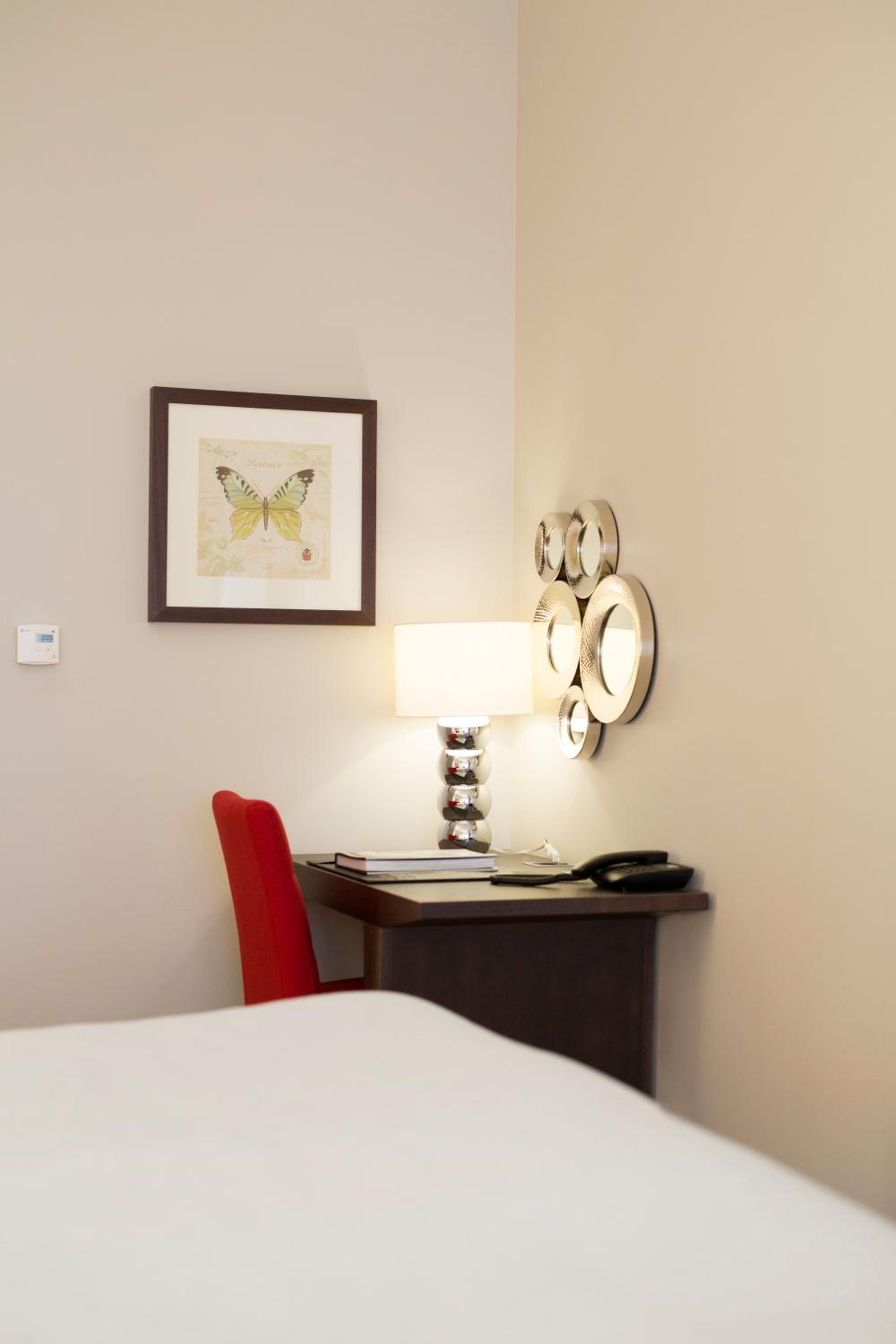 Superior Twin or Double Room - Photo 10