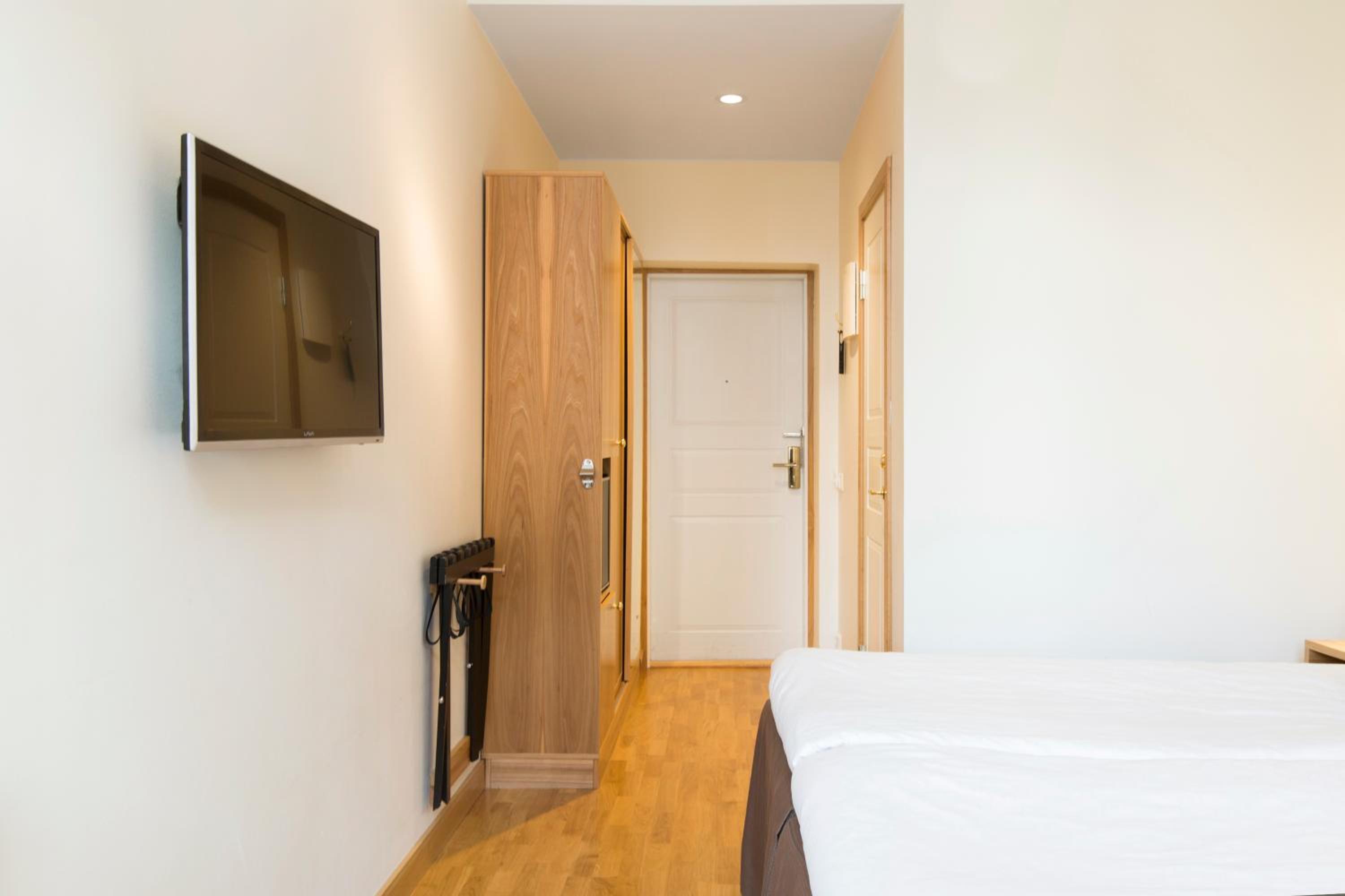 Twin or Double Room - Photo 10