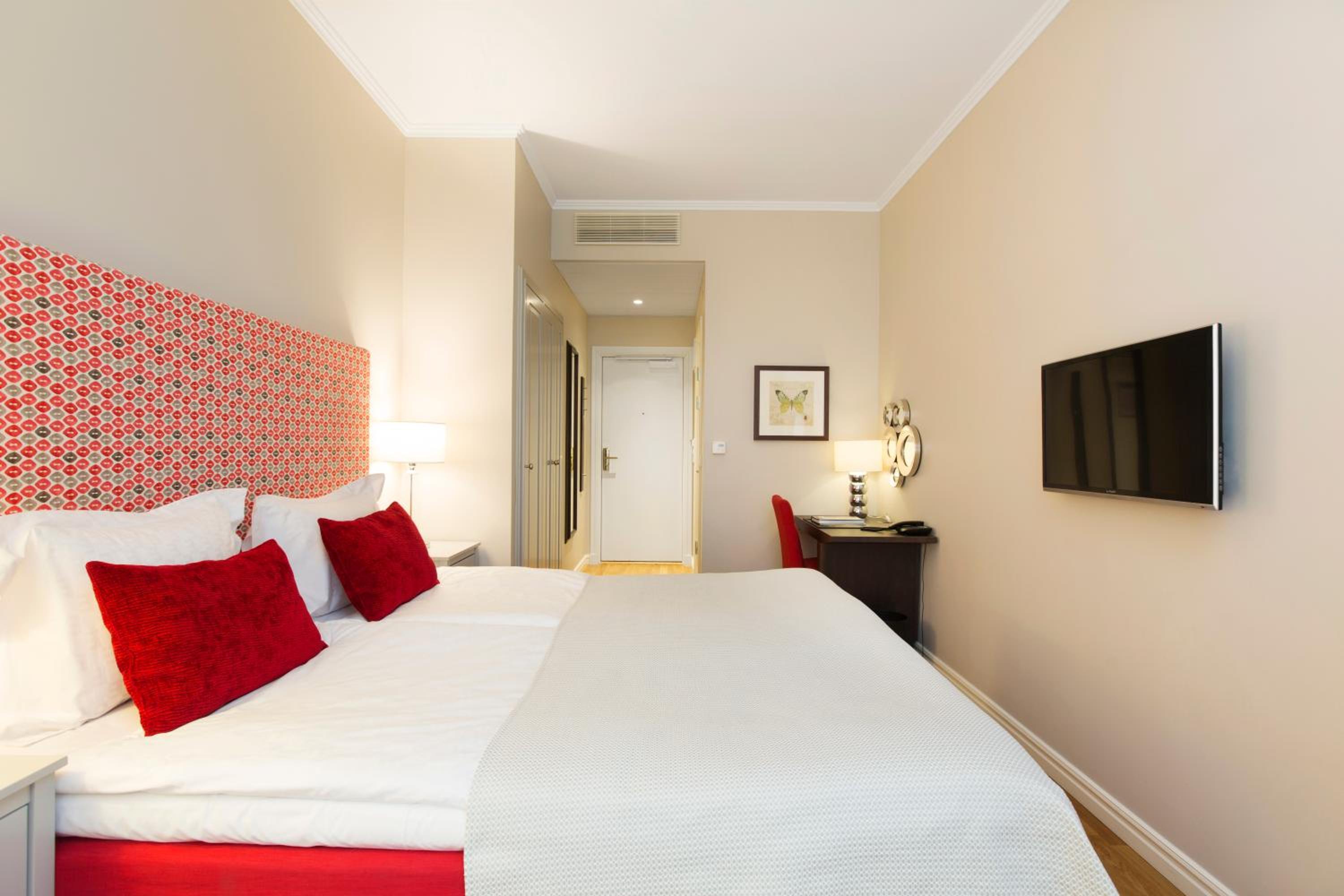 Superior Twin or Double Room - Photo 11