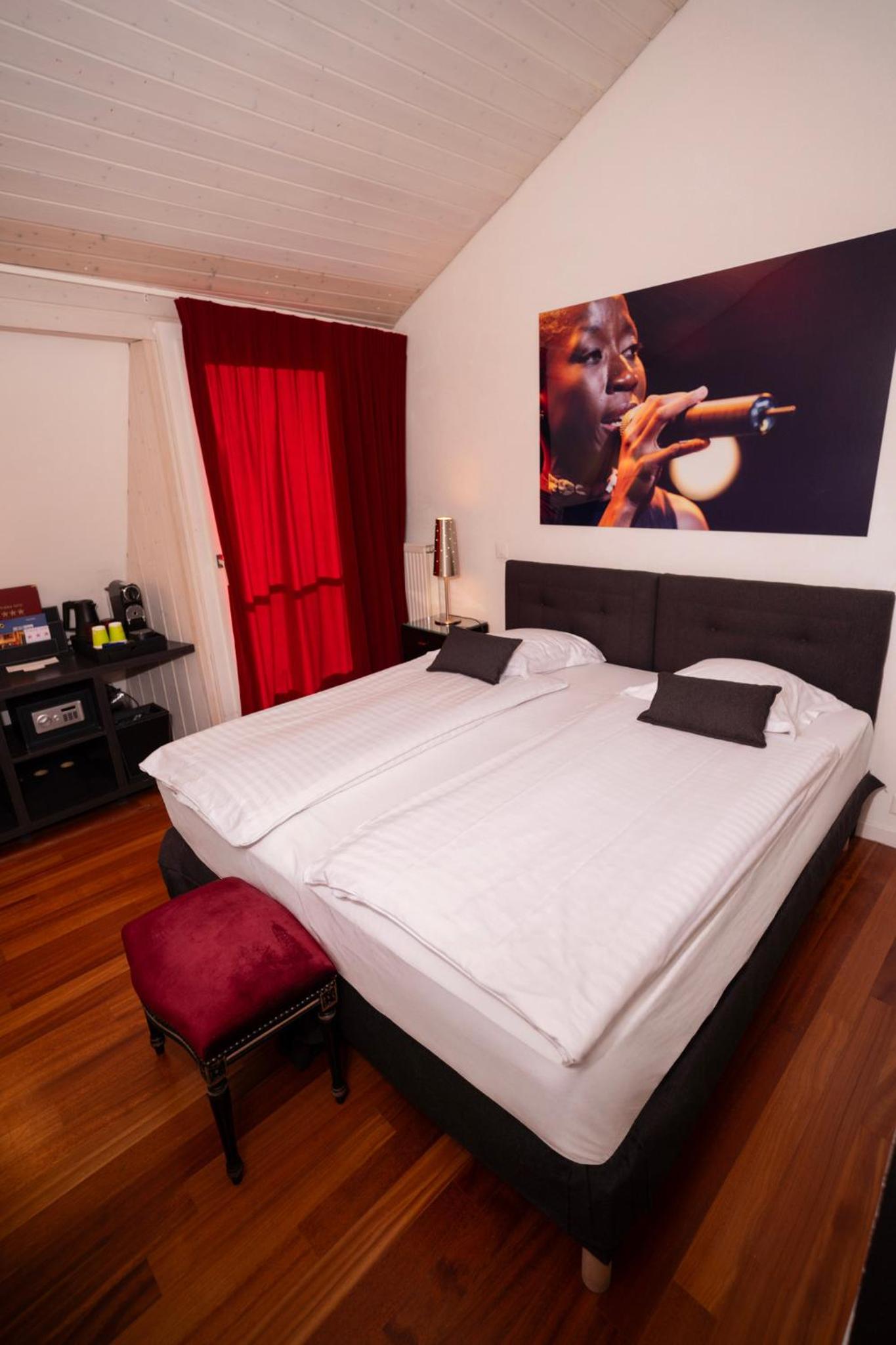 Double Room with Balcony thumbnail 5