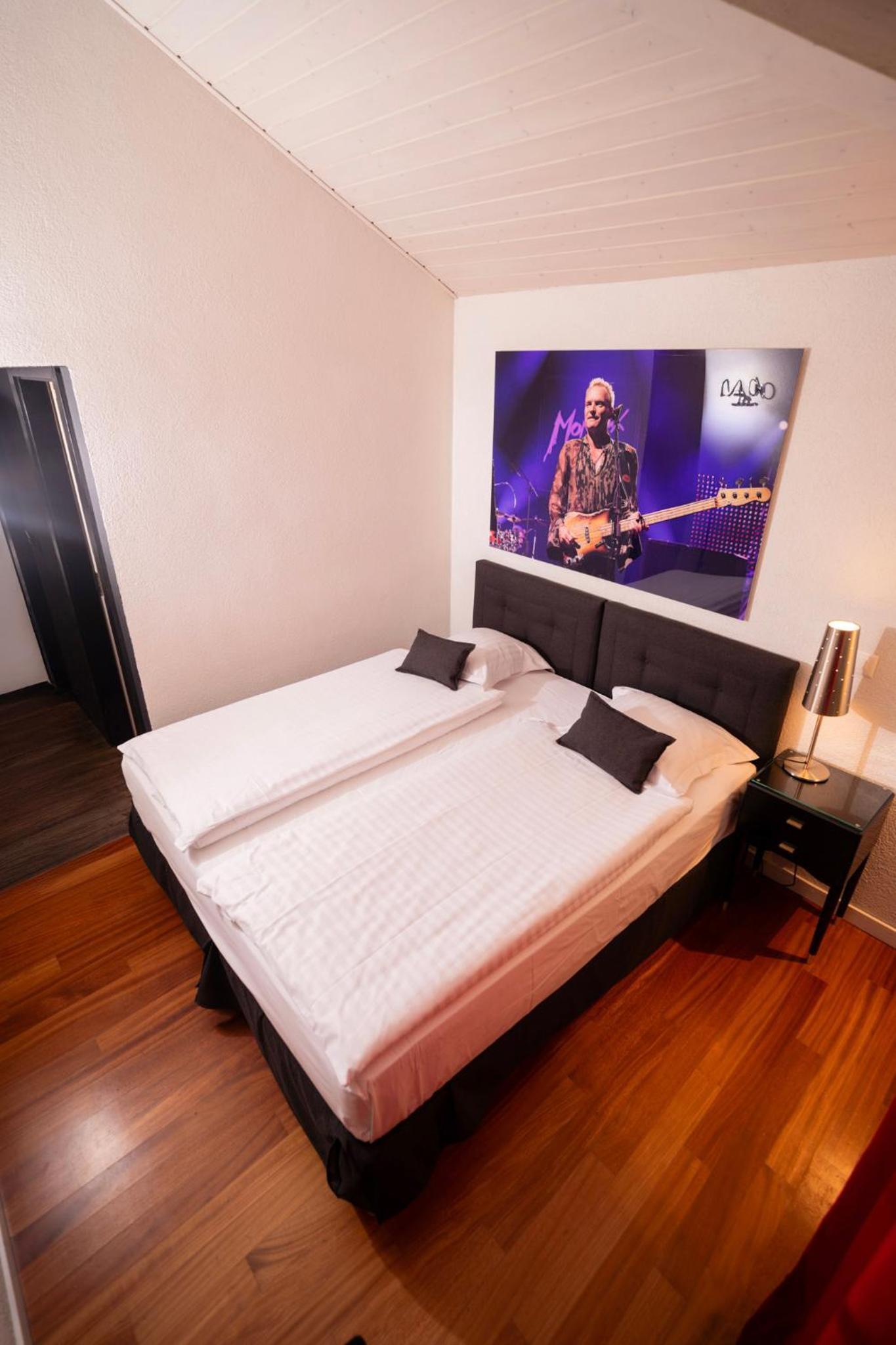 Double Room with Balcony thumbnail 6