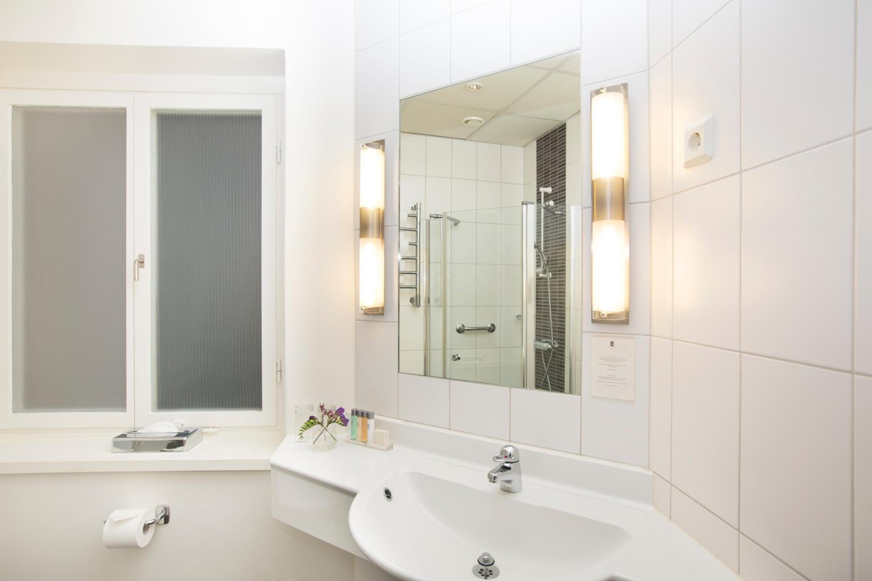 Twin or Double Room - Photo 9