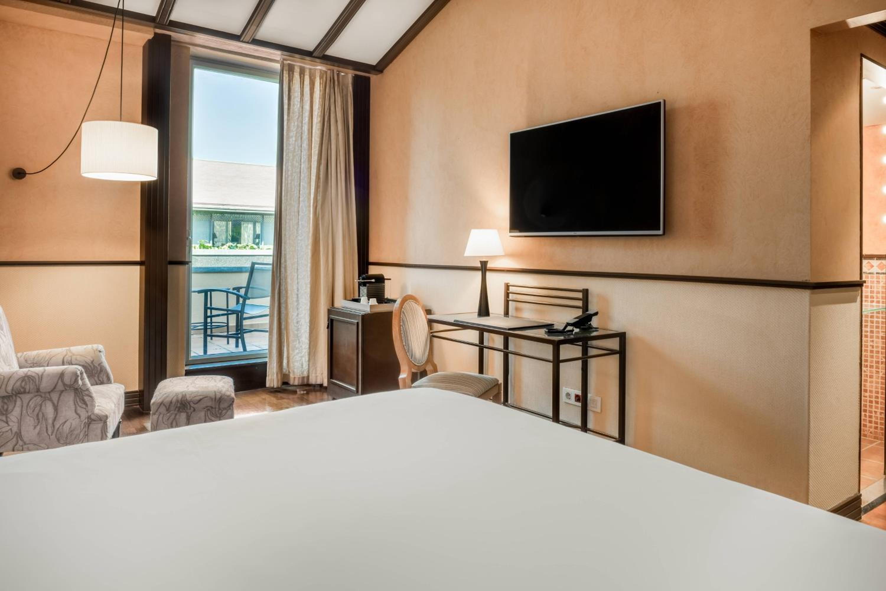 Superior King Room thumbnail 6