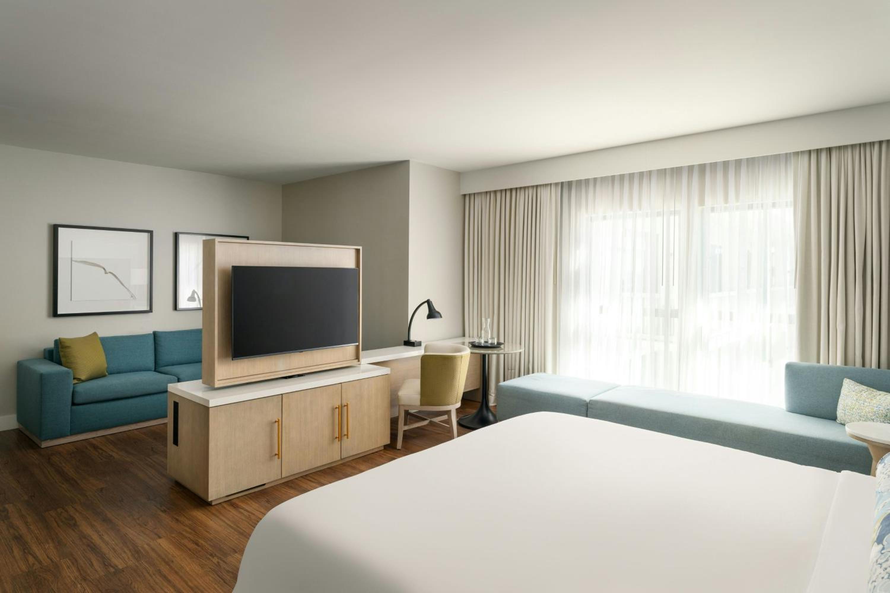 Junior Suite King, Junior Suite, 1 King (Mobility Accessible w/ Roll-in Shower)