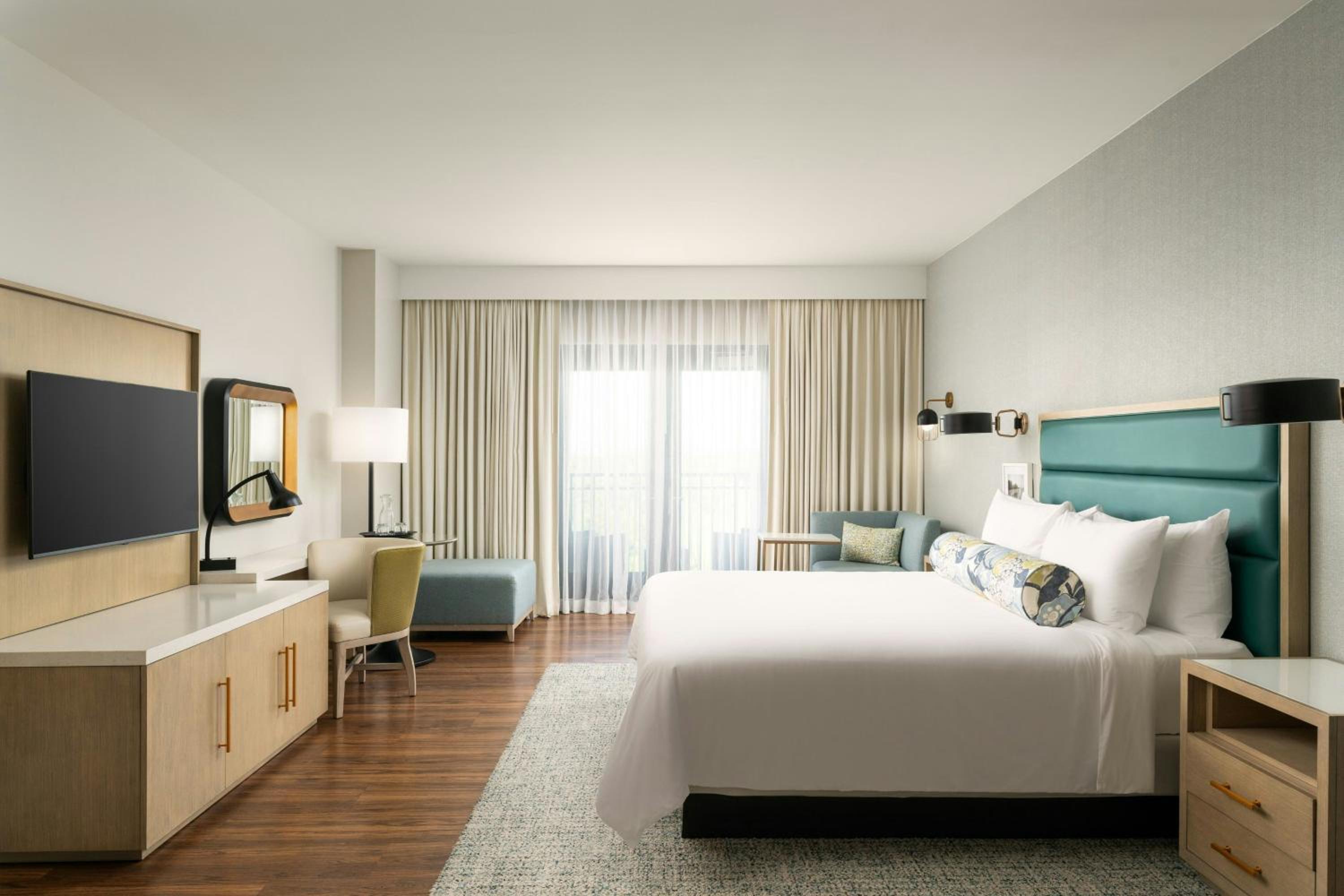 Standard King Room with Adapted Tub - Mobility Accessible - Photo 5