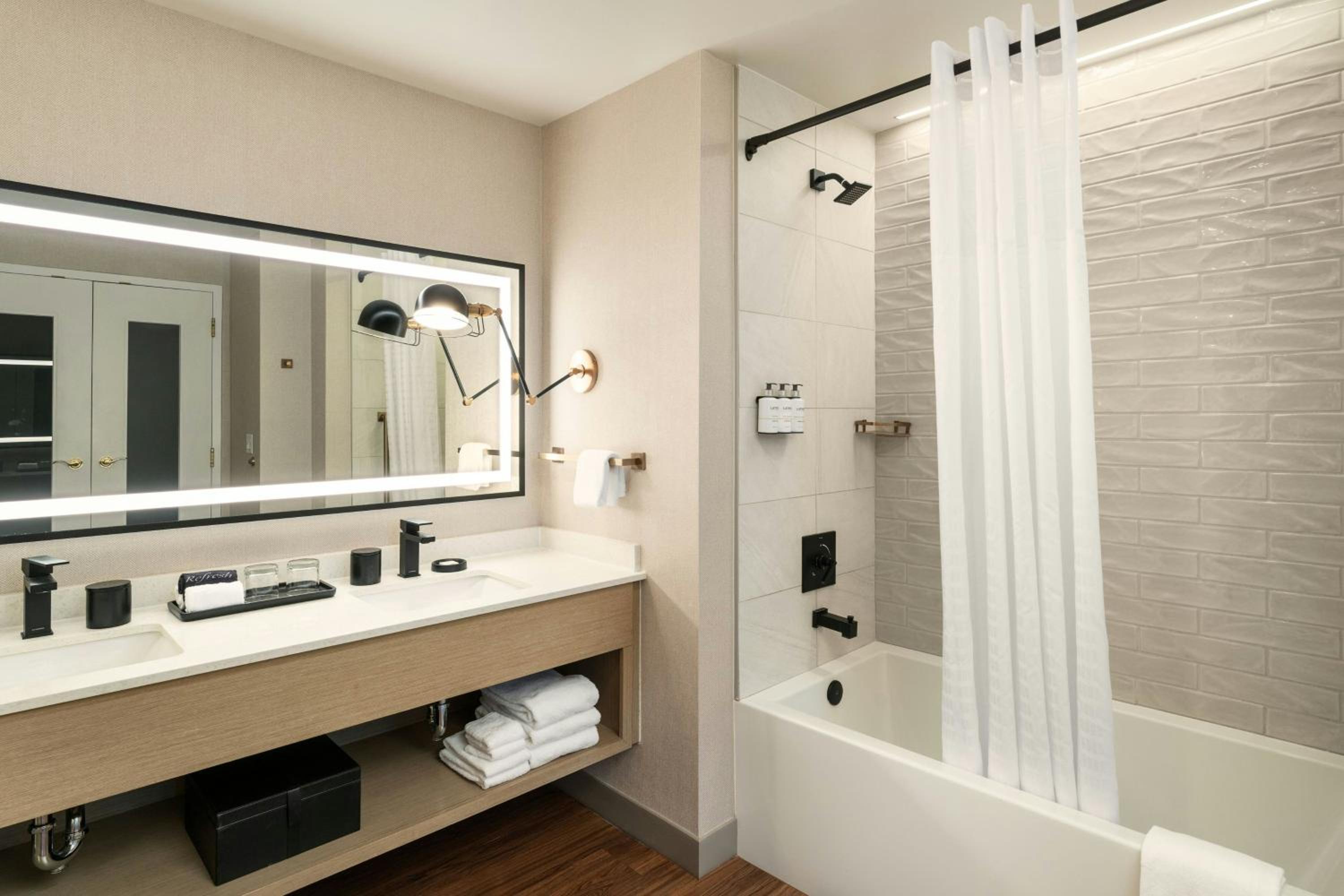 Exec Suite Double Queen, Executive Suite, 2 Queen (Mobility Accessible w/ Tub)