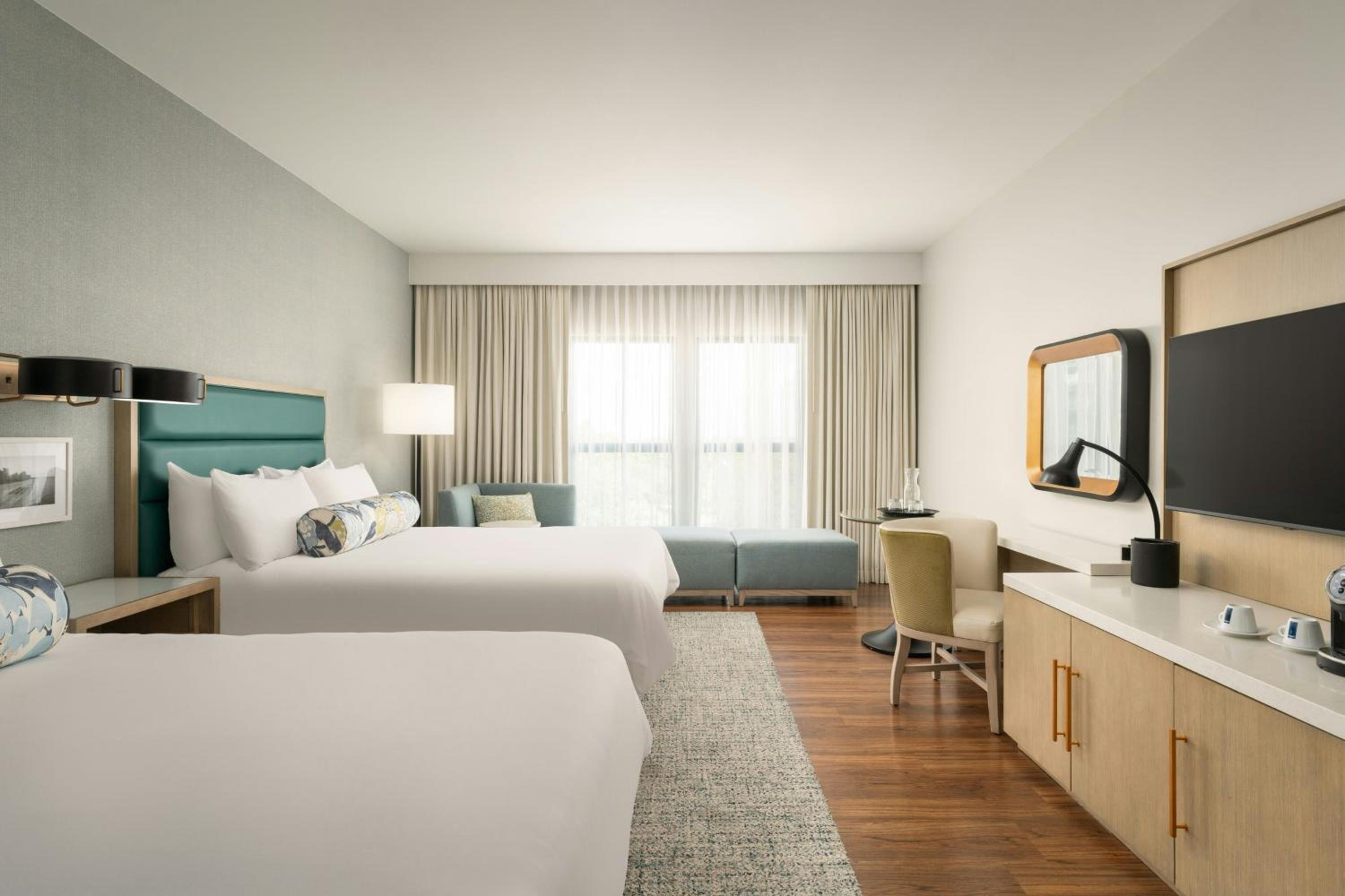 Deluxe Queen Room with Two Queen Beds - Photo 6