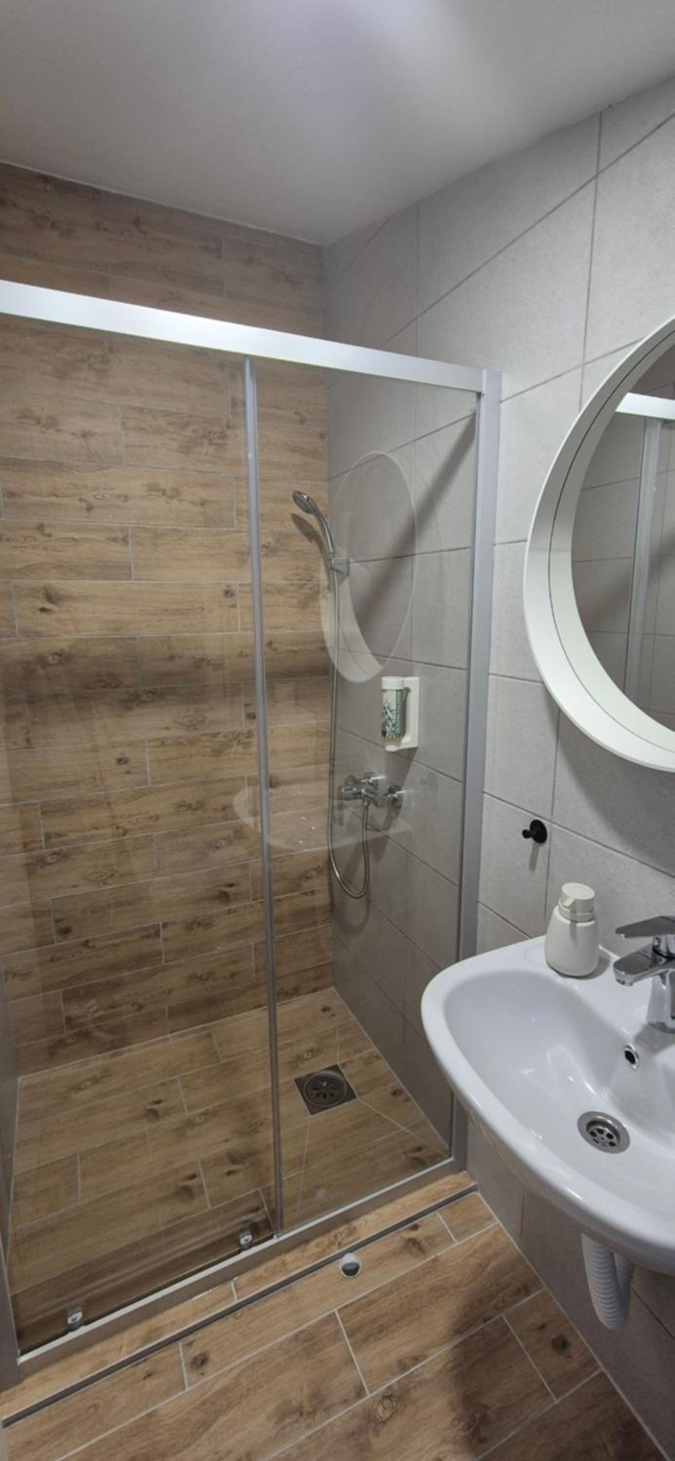 Twin Room with Private Bathroom - Photo 5