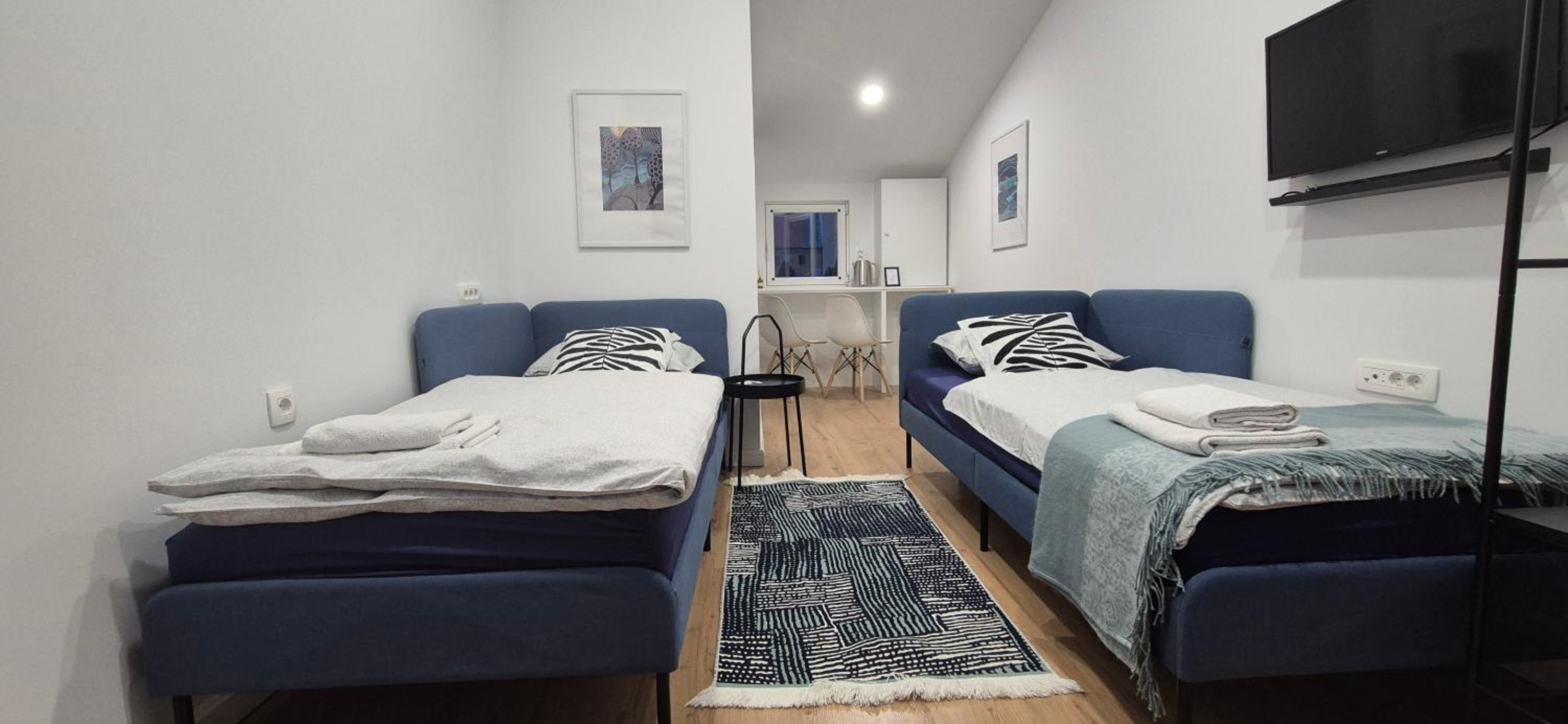 Twin Room with Private Bathroom - Photo 4