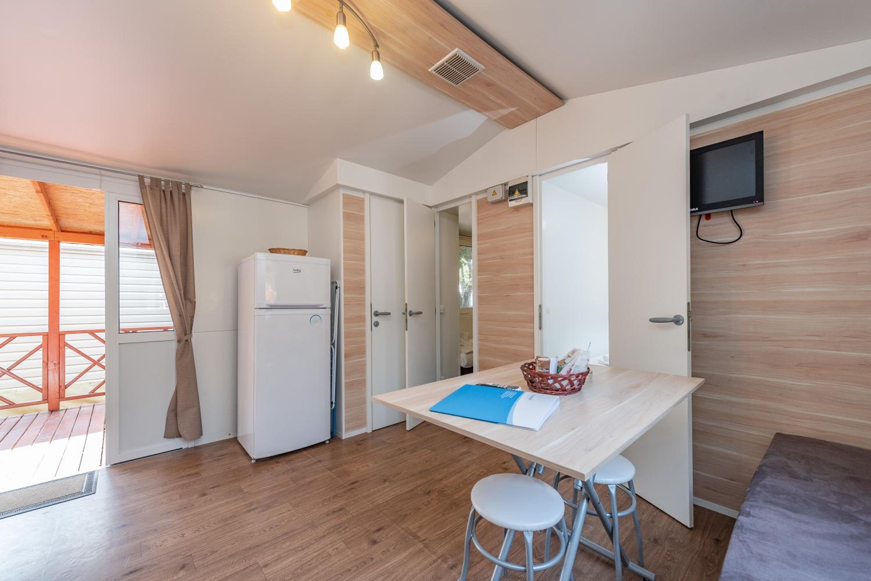 Family Mobile Home (6 Adults + 2 Children)