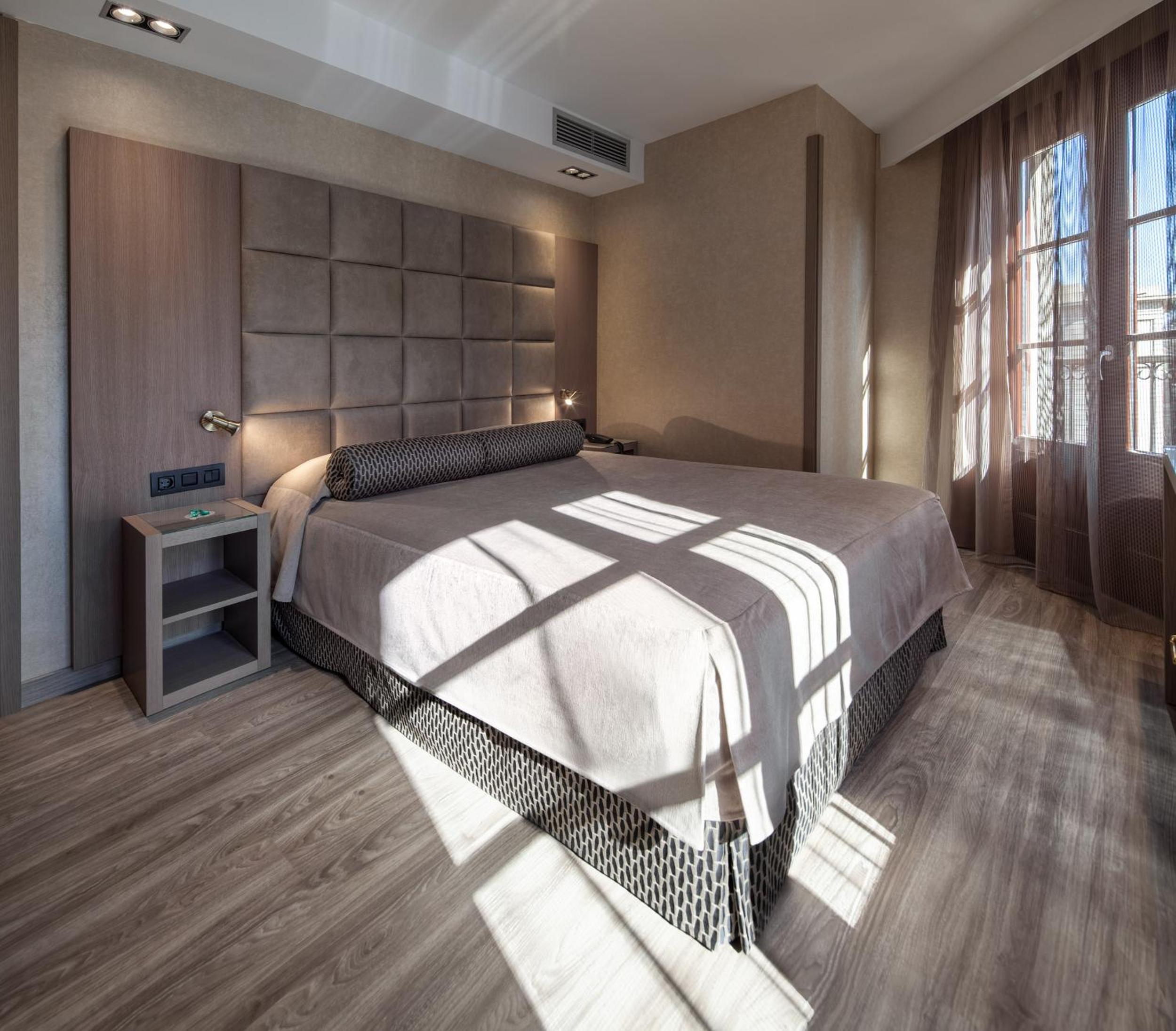 Double or Twin Room thumbnail 5