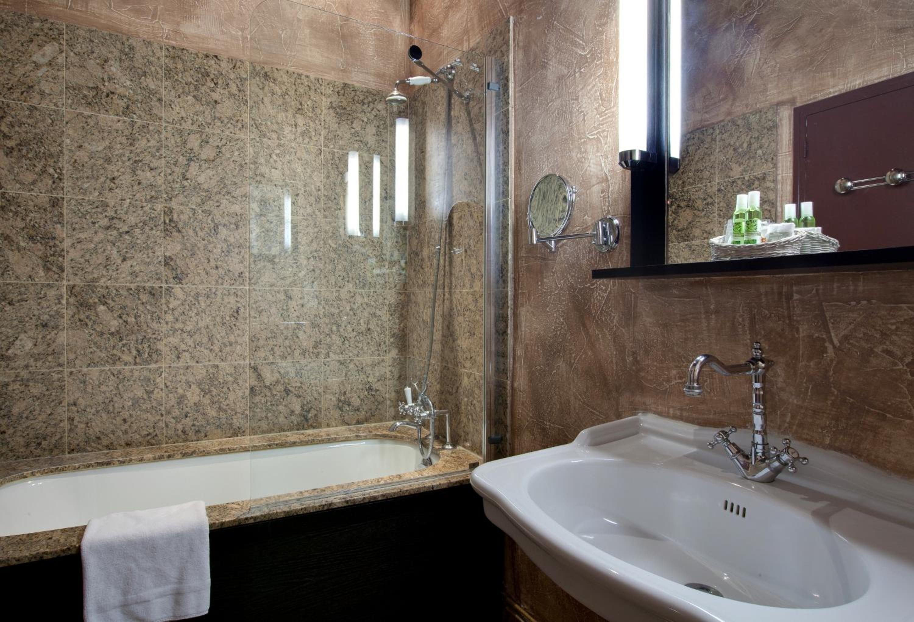 Double or Twin Room with Garden View - Photo 6