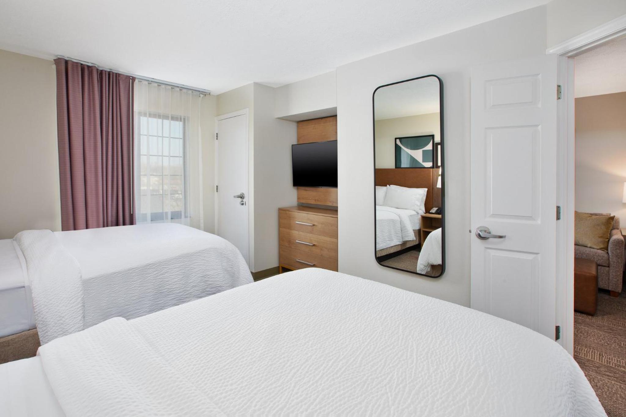 One-Bedroom Queen Suite with Two Queen Beds - Photo 5