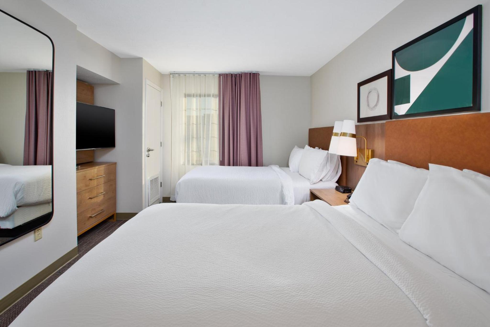 One-Bedroom Queen Suite with Two Queen Beds - Photo 7