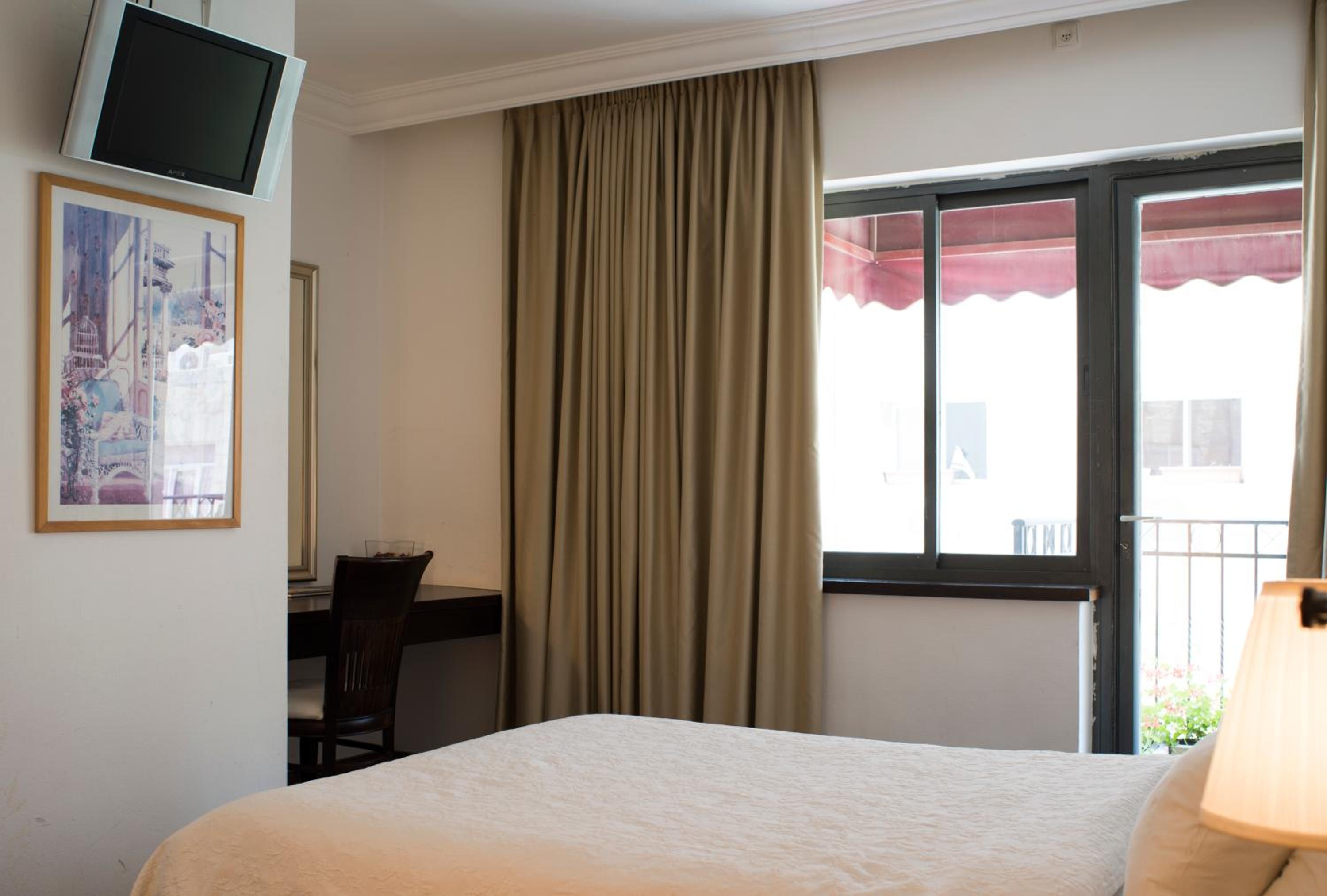 Double Room with Balcony - Photo 17