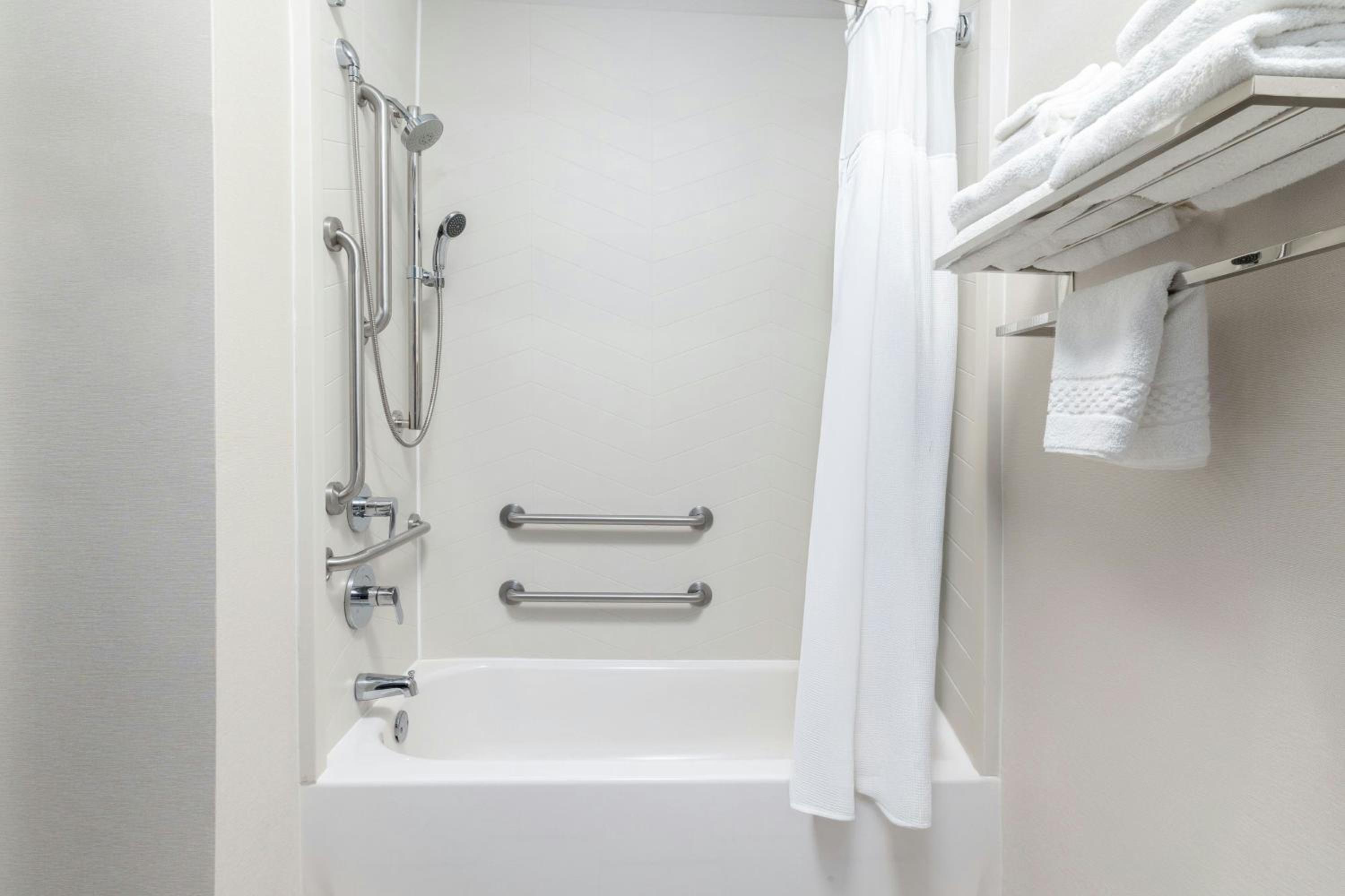 Queen Room with Two Queen Beds and Bathtub - Mobility Access - Photo 5